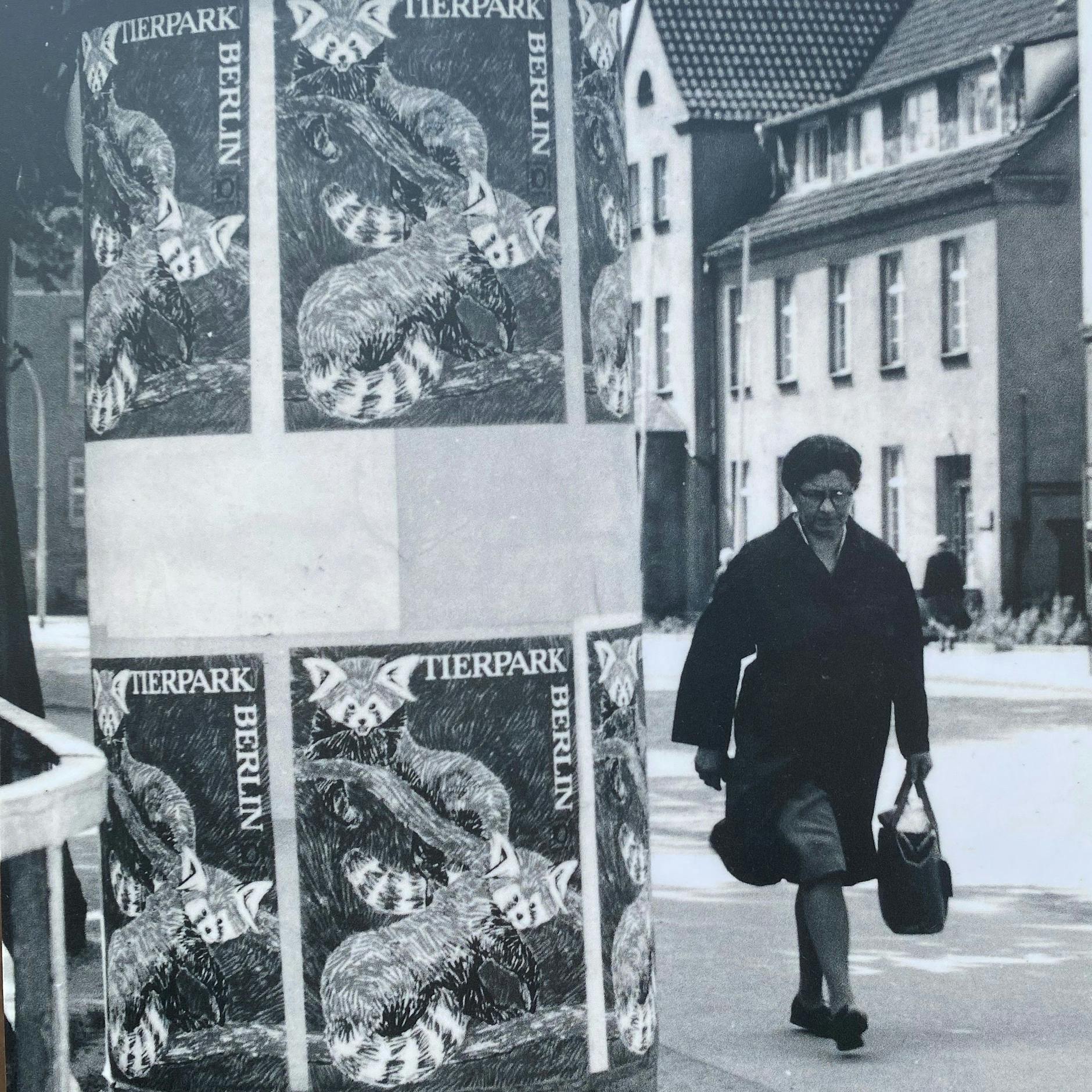 Das Tierpark-Plakat von 1964 an einer Litfaßsäule zeigt zwei Rote Pandas. Es stammt von Reiner Zieger.
