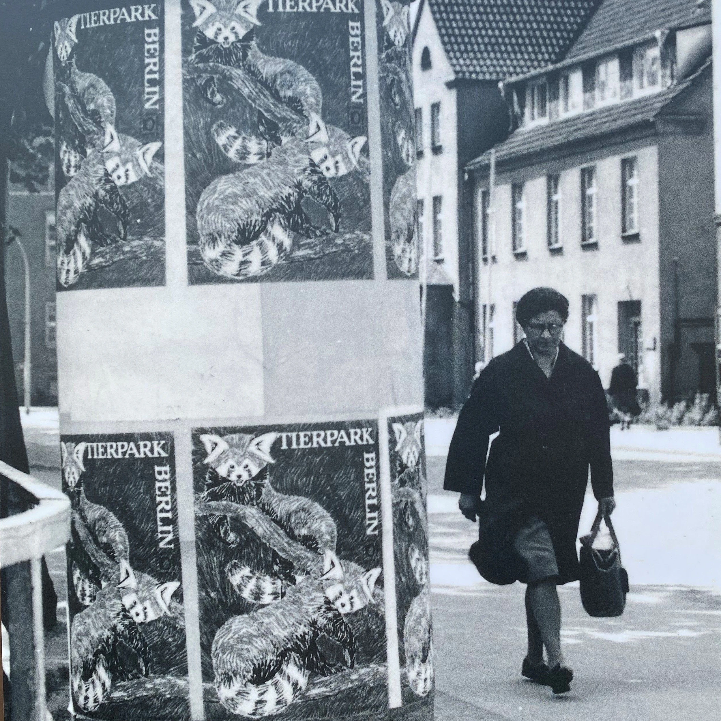 Das Tierpark-Plakat von 1964 an einer Litfaßsäule zeigt zwei Rote Pandas. Es stammt von Reiner Zieger.