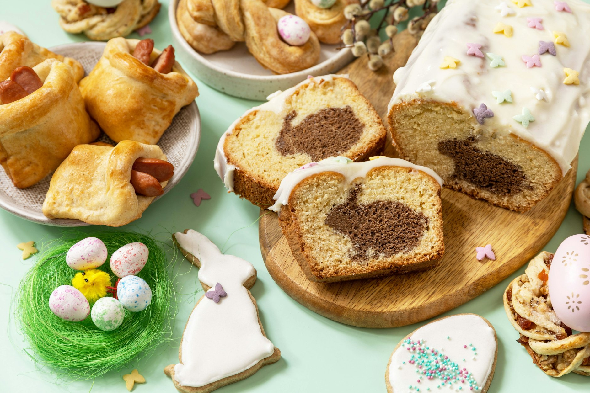 Gebäck mit Oster-Motiven ist immer hübsch zum Osterfest. Auch im Kuchen kann sich der Osterhase verstecken. Backen Sie doch mal den Hasenkuchen.