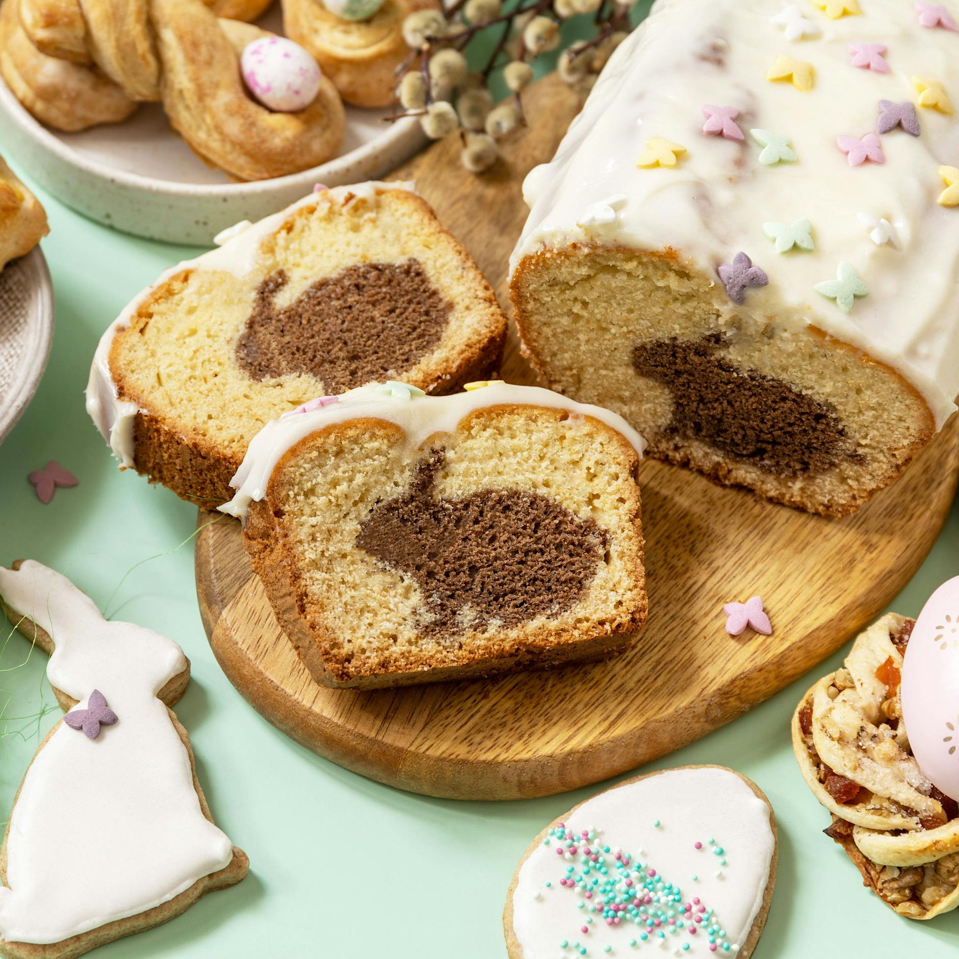 Originelles Gebäck für Ostern! Rezept für Rührteig-Kuchen mit versteckten Schoko-Hasen