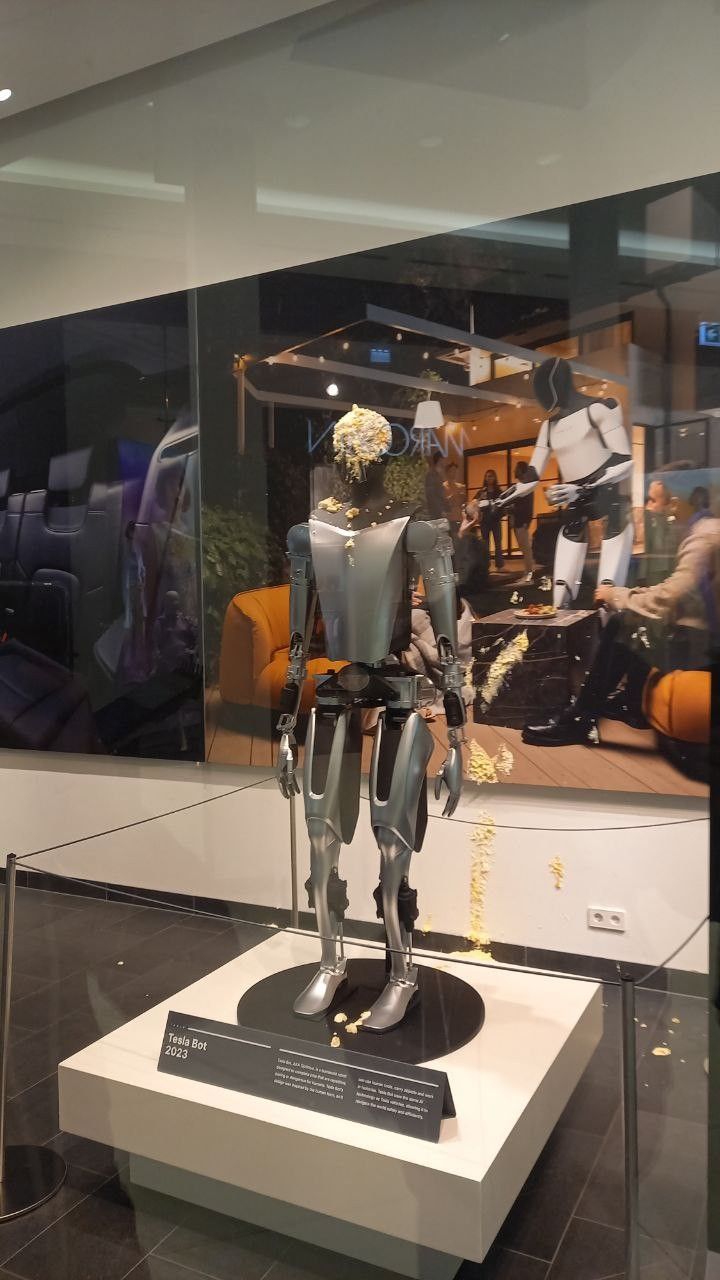 Image - Tortenwurf in Mitte: Aktivist attackiert Tesla-Roboter in der Mall of Berlin