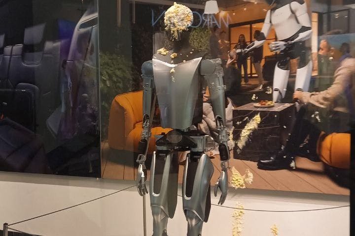 In Berlin wurde ein Tesla-Roboter mit einer Torte beworfen.