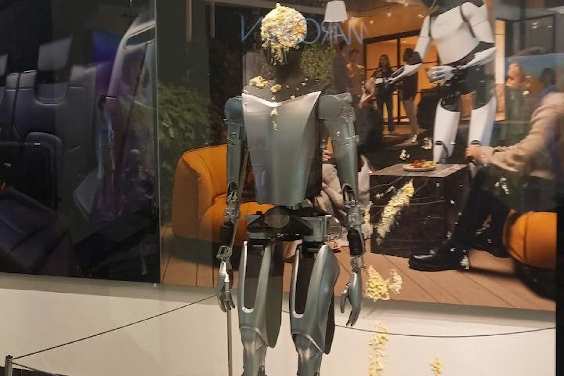 In Berlin wurde ein Tesla-Roboter mit einer Torte beworfen. 