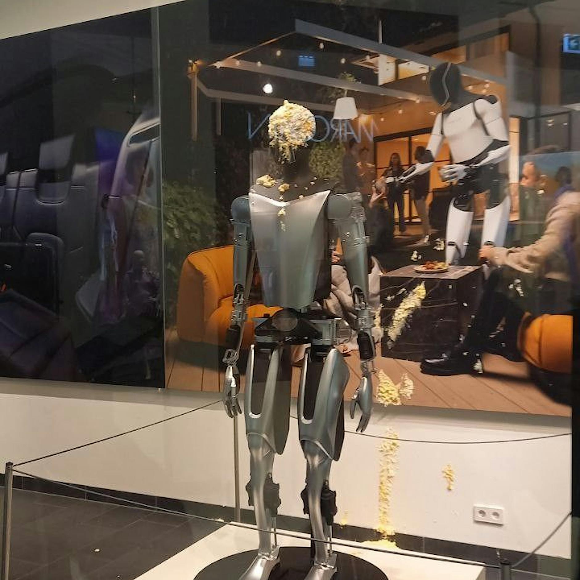 Tortenwurf in Mitte: Aktivist attackiert Tesla-Roboter in der Mall of Berlin