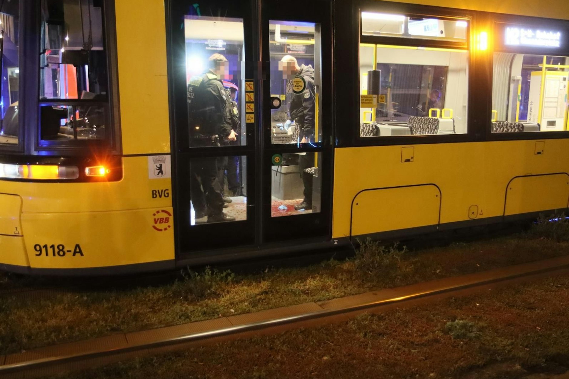 In einer Straßenbahn am Alex wurde in der Nacht ein Mann niedergestochen.