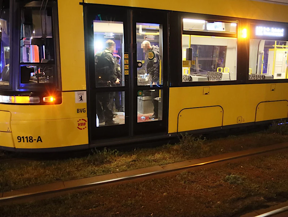 In einer Straßenbahn am Alex wurde in der Nacht ein Mann niedergestochen. 