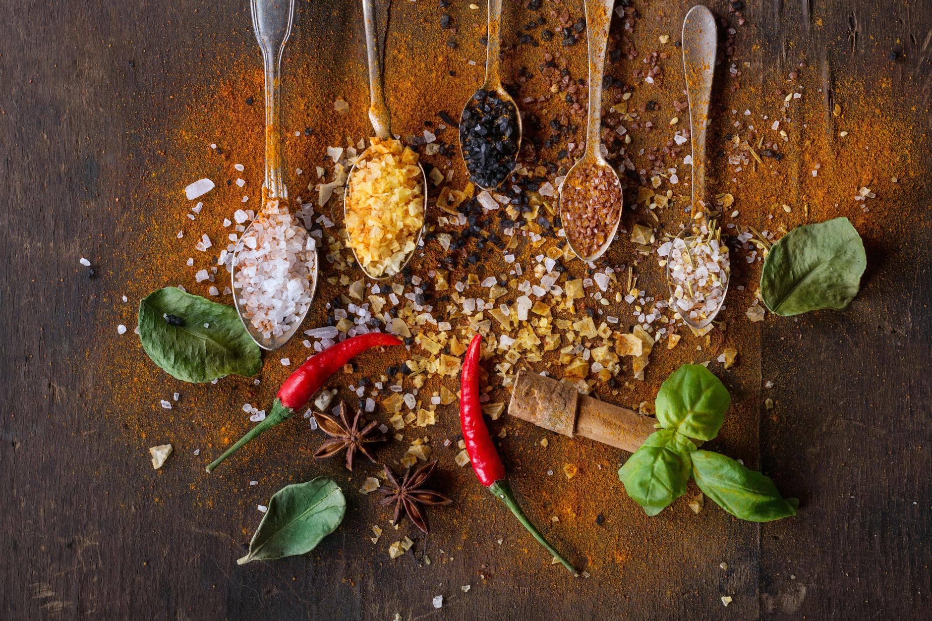 Salz muss nicht immer weiß sein, spezielle Salze gibt es in vielen Farben. Der Geschmack unterscheidet sich leicht. Vor allem ist farbiges Salz aber schön für die Dekoration von Speisen.