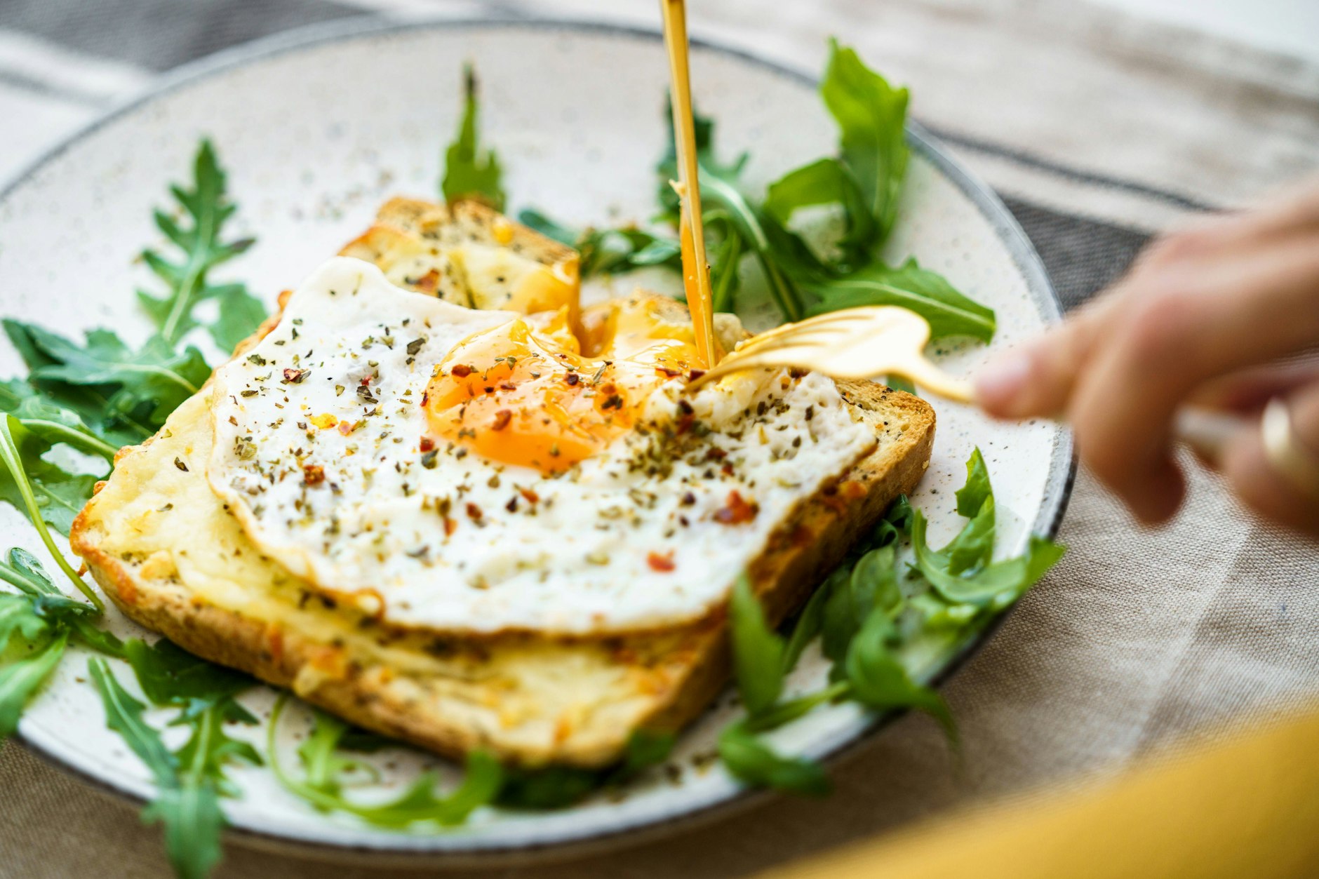Ein leckeres überbackenes Käsetoast aus dem Ofen, dazu ein frischer Salat. So geht das perfekte Abendbrot. Probieren Sie mal unser Rezept aus der DDR für Budapester Käsetoast!