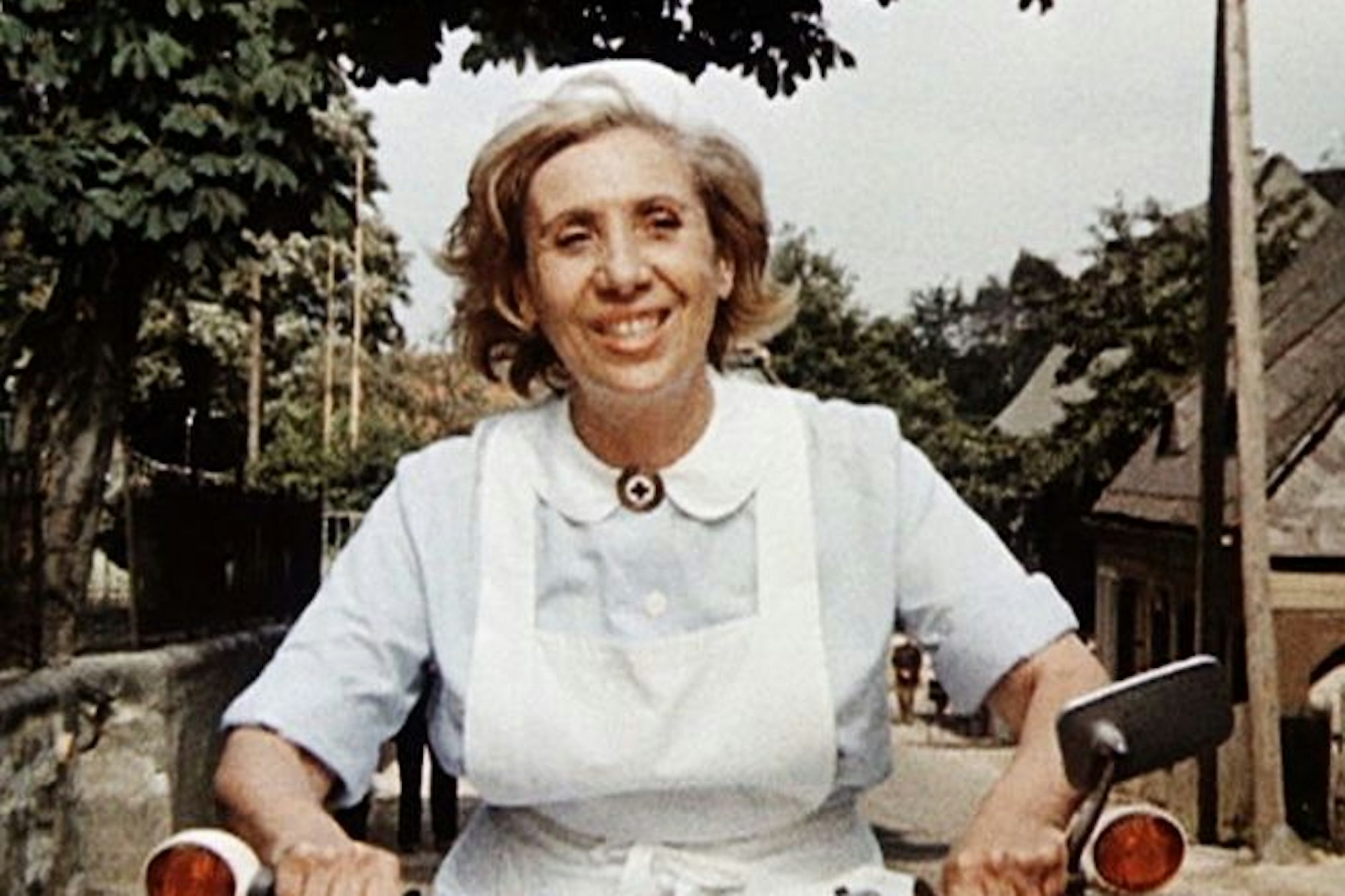 Agnes Kraus als Schwalbe fahrende „Schwester Agnes“ im gleichnamigen DDR-Fernsehfilm 1975.