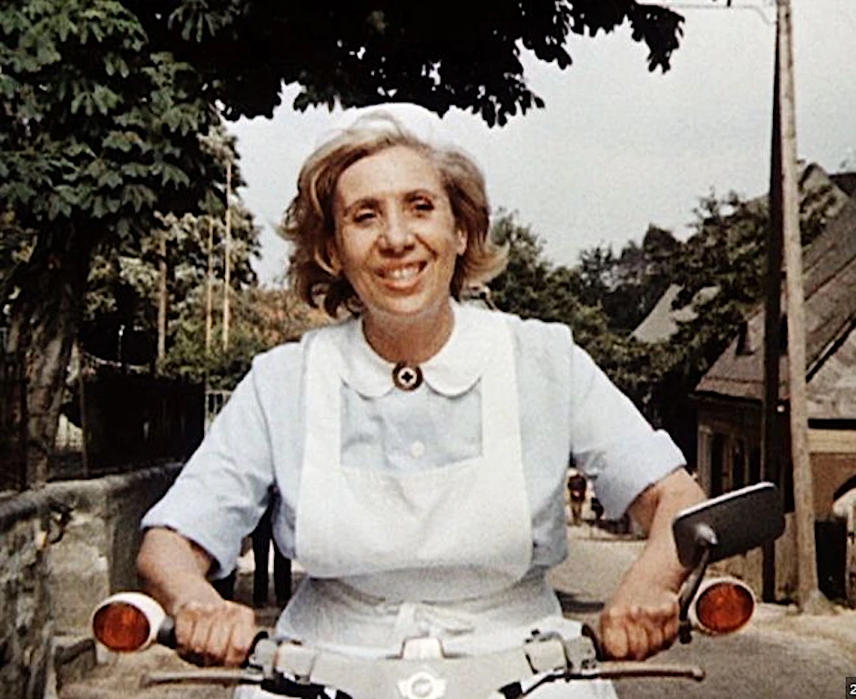 Agnes Kraus als Schwalbe fahrende „Schwester Agnes“ im gleichnamigen DDR-Fernsehfilm 1975.