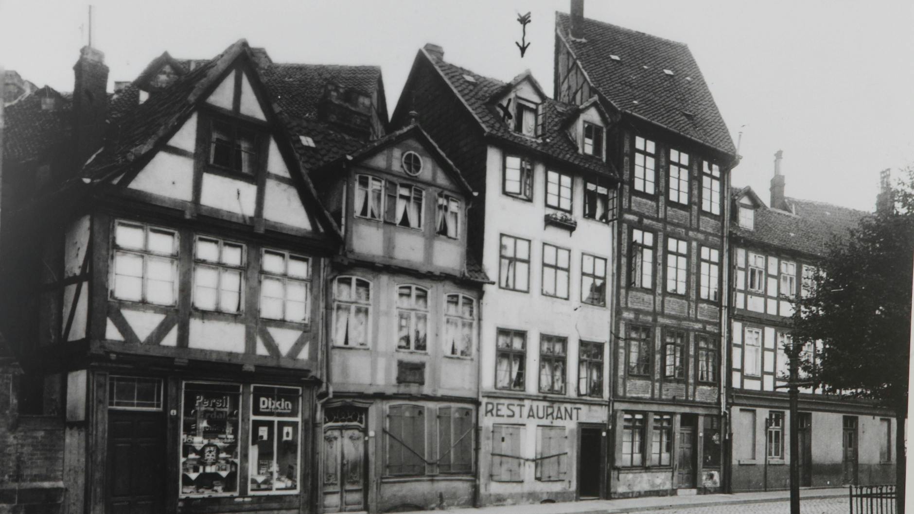 Das Haus (3.v.l.) in der Roten Reihe im Altstadtviertel von Hannover, in dem Fritz Haarmann unterm Dach wohnte.