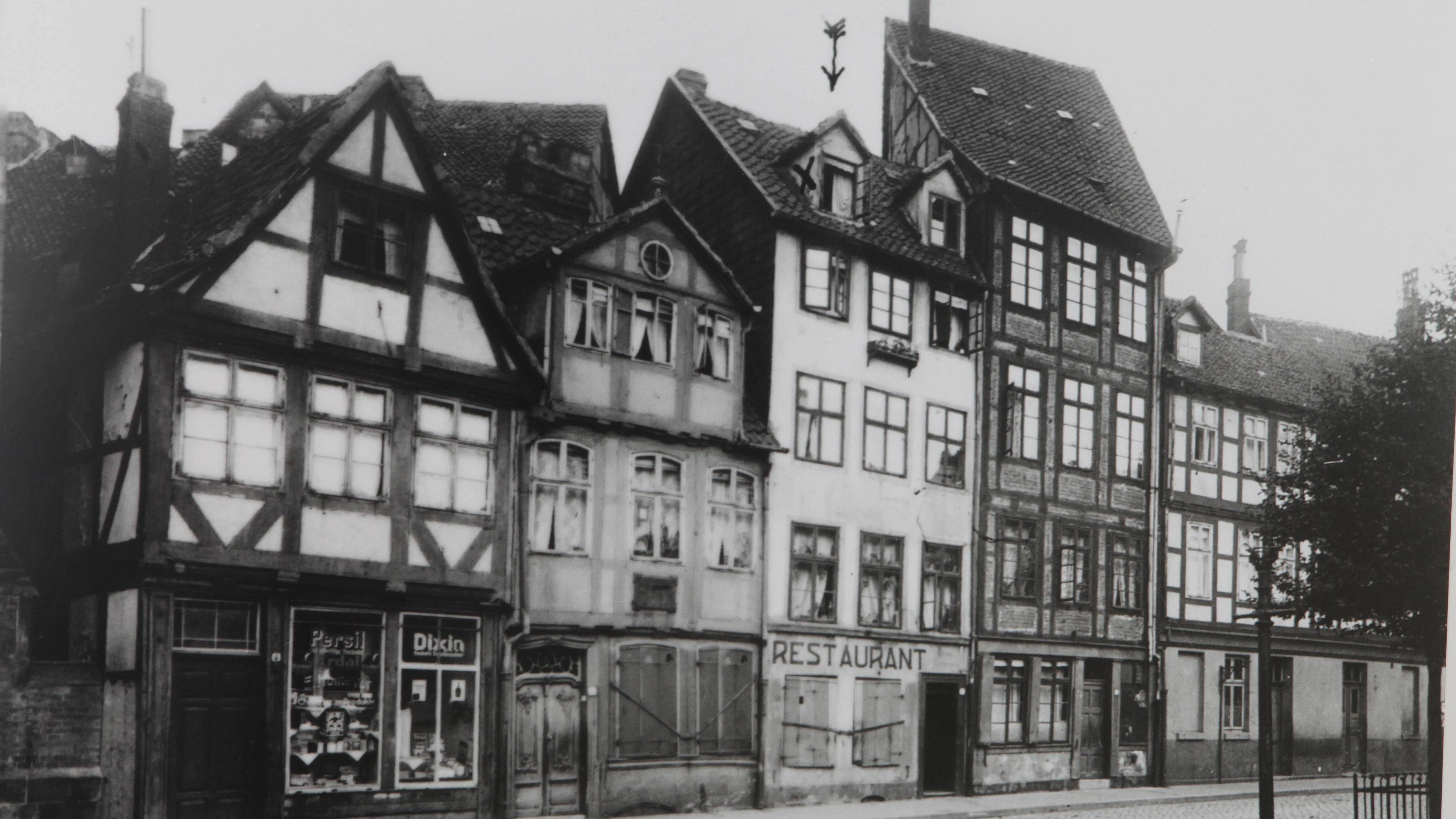Das Haus (3.v.l.) in der Roten Reihe im Altstadtviertel von Hannover, in dem Fritz Haarmann unterm Dach wohnte.