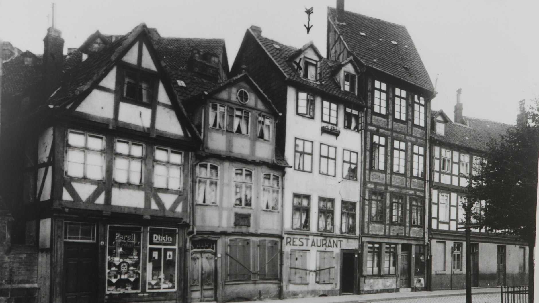 Das Haus (3.v.l.) in der Roten Reihe im Altstadtviertel von Hannover, in dem Fritz Haarmann unterm Dach wohnte.