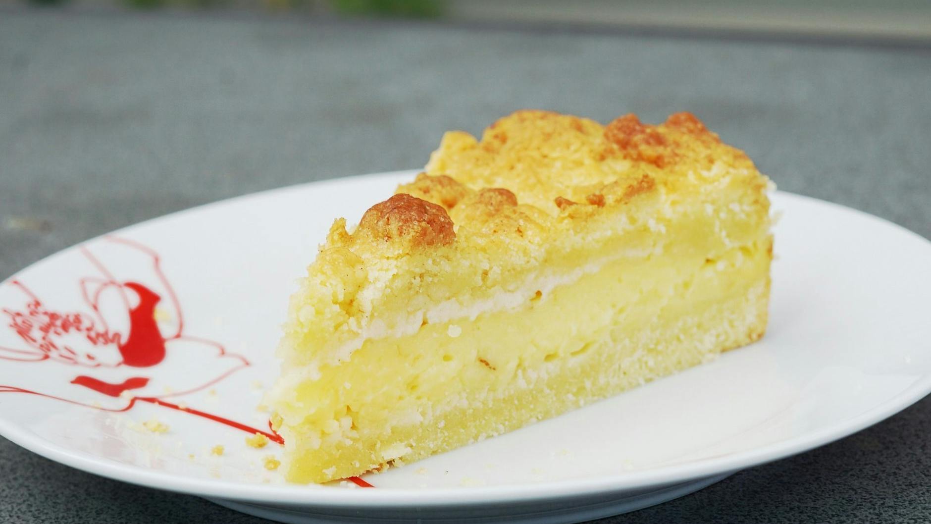 Wenn die dicke Puddingfüllung im Streuselkuchen so herrlich strahlt, läuft wohl jedem das Wasser im Mund zusammen. Das Rezept für den Kuchen ist ein Klassiker – und richtig einfach!