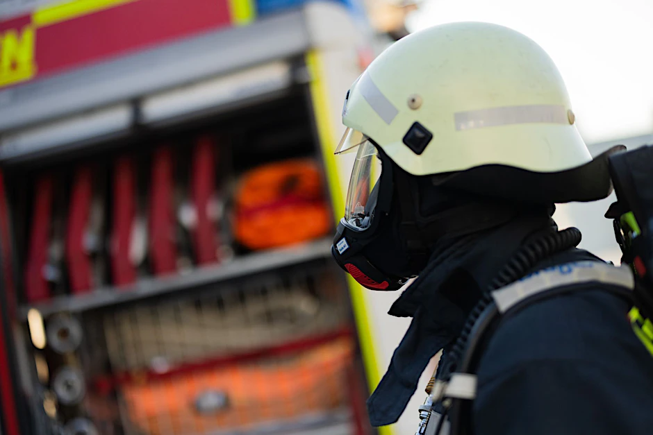 Ein Feuerwehrmann im Einsatz