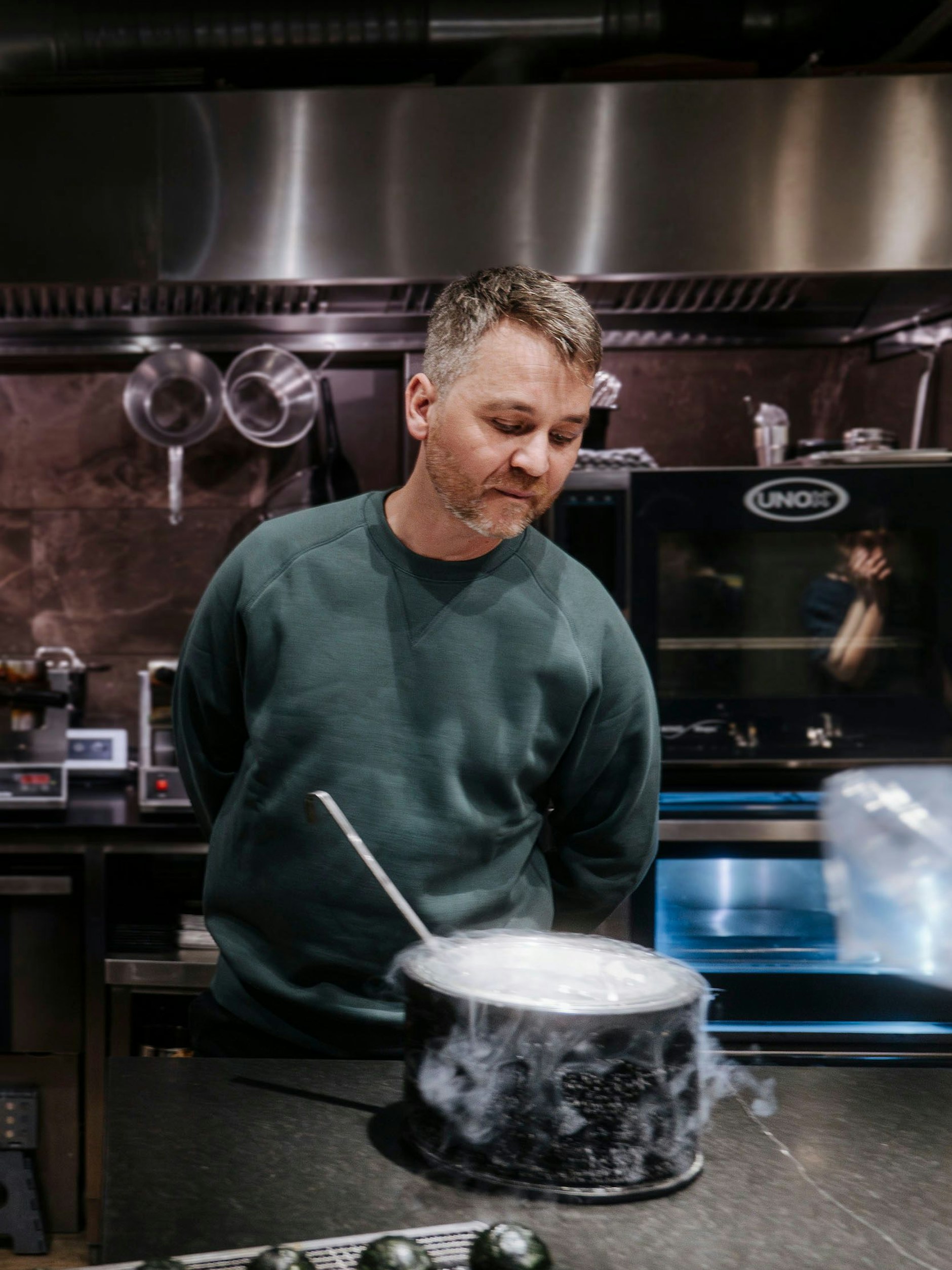 Kochen mit Stickstoff. Christoph Heymann staunt.