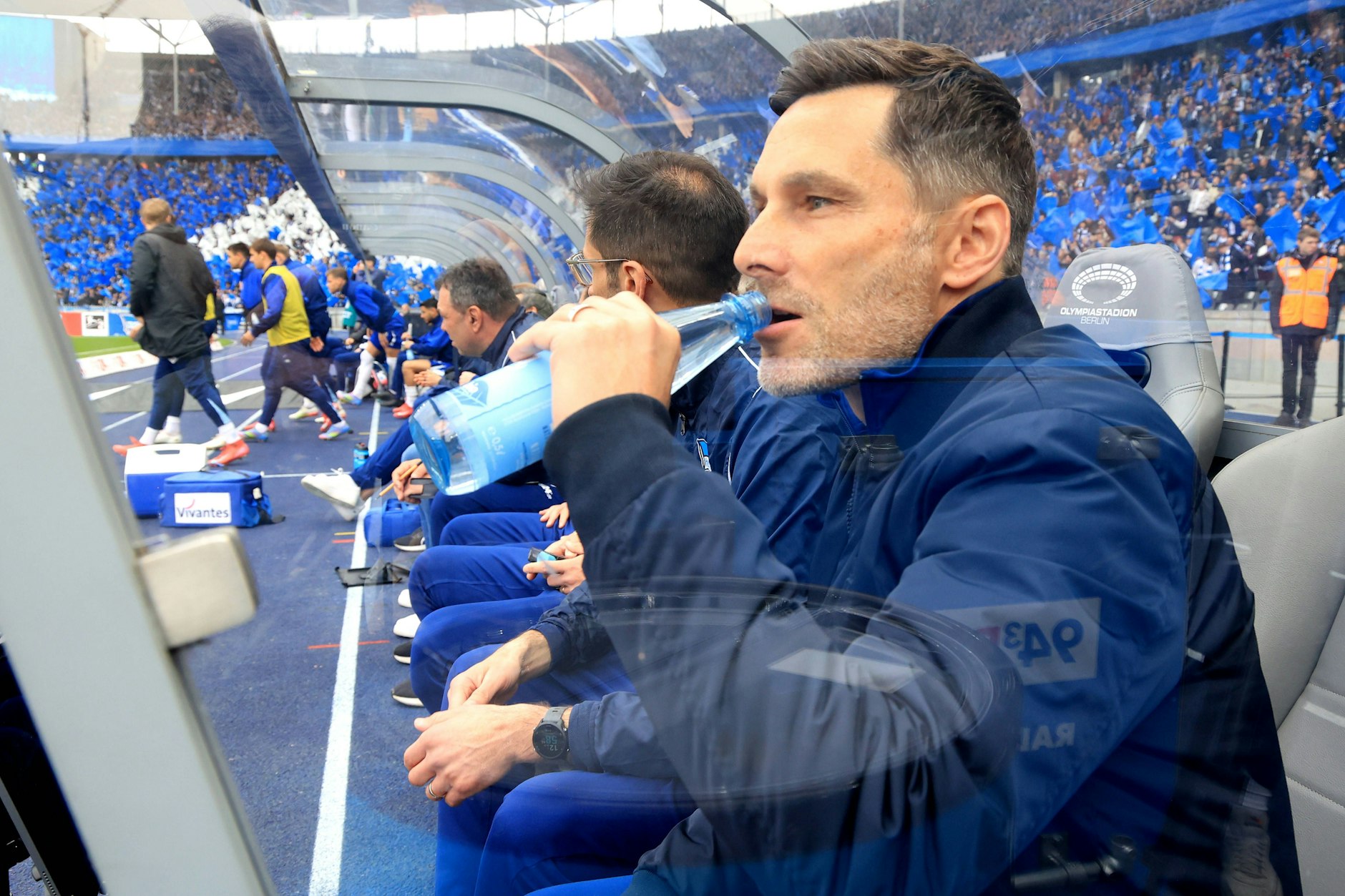 Erstmal einen kräftigen Schluck! Hertha-Trainer Stefan Leitl hat den Spielern das Sieger-Gen wieder eingeflößt.