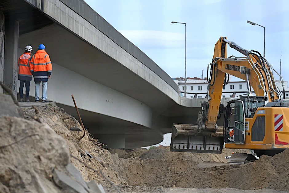 Seit Freitag wird die A100-Brücke, auch Ringbahnbrücke genannt, am Dreieck Funkturm rückgebaut. Doch warum wird sie nicht einfach gesprengt?