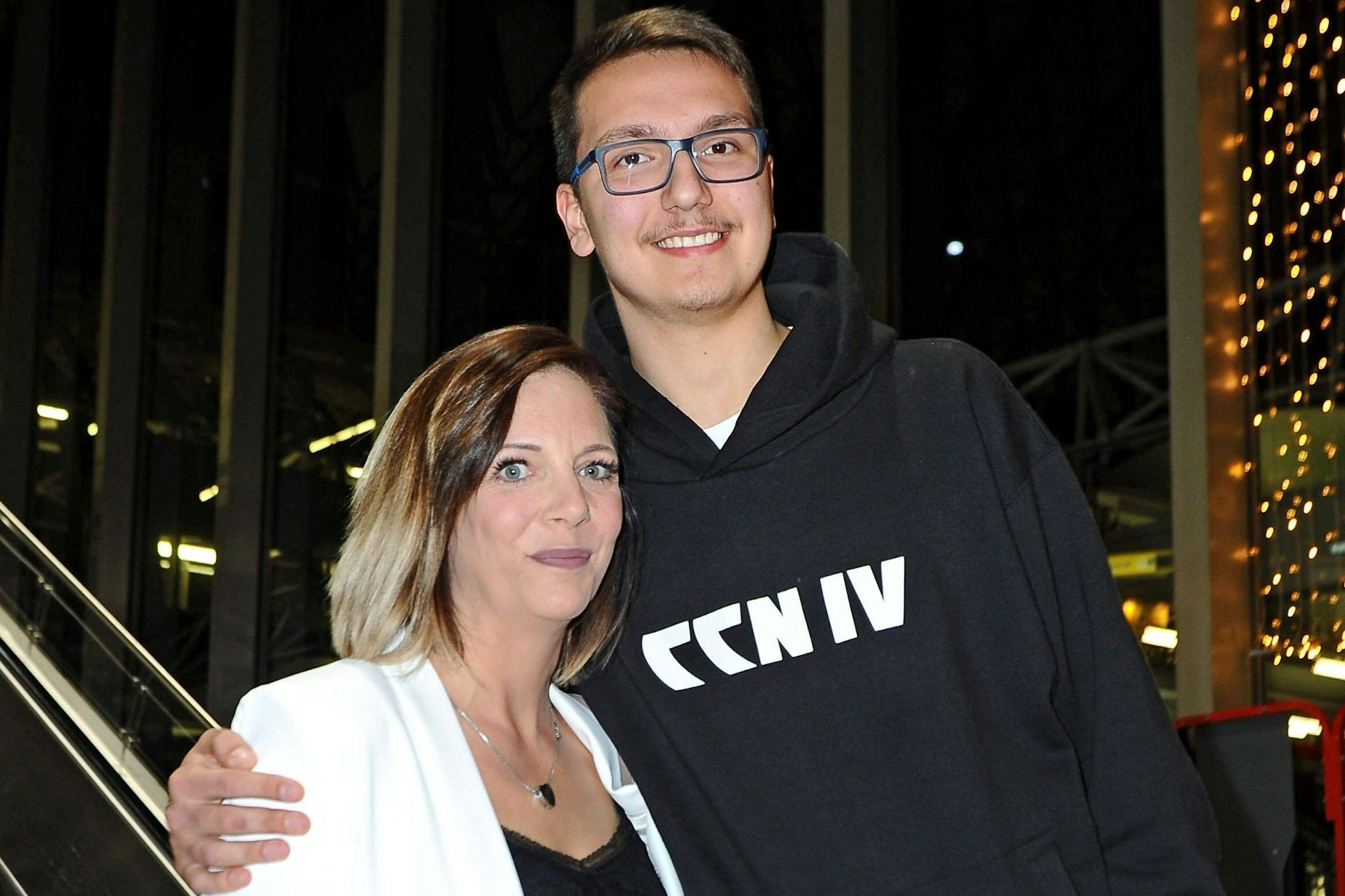 Daniela Büchner und ihr Sohn Volkan beim Abflug ins Dschungelcamp 2020.