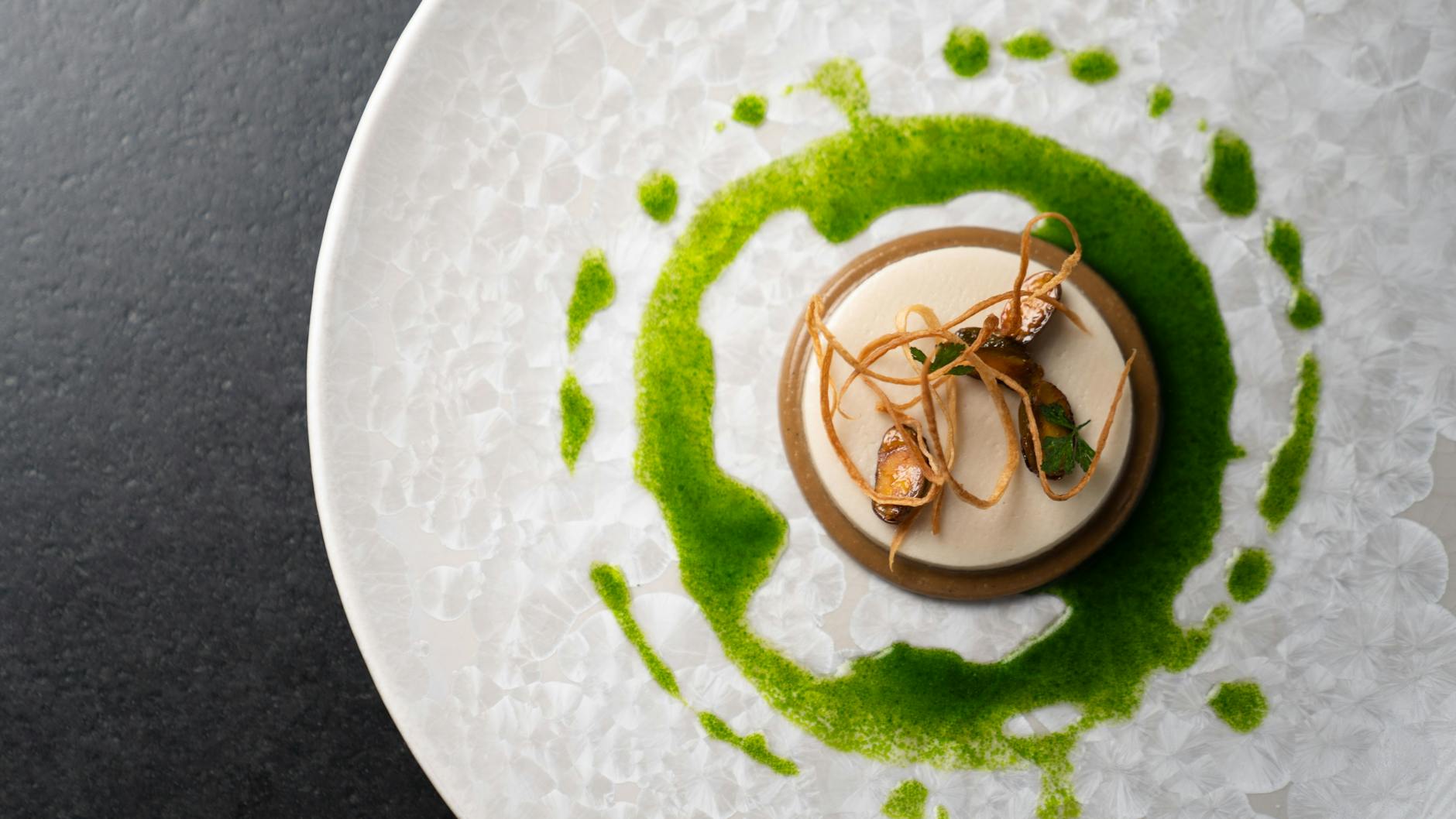 Ein Gericht wie ein Bild. Am Pass hat Sternekoch René Frank in seinem Restaurant Coda Hand angelegt.