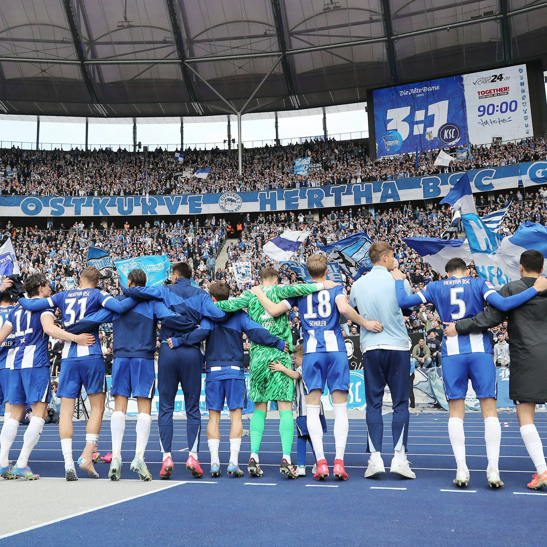 Gemeinsamer Jubel mit den Fans! Vor zwei Wochen gewann Hertha BSC gegen den Karlsruher SC 3:1 im Olympiastadion.