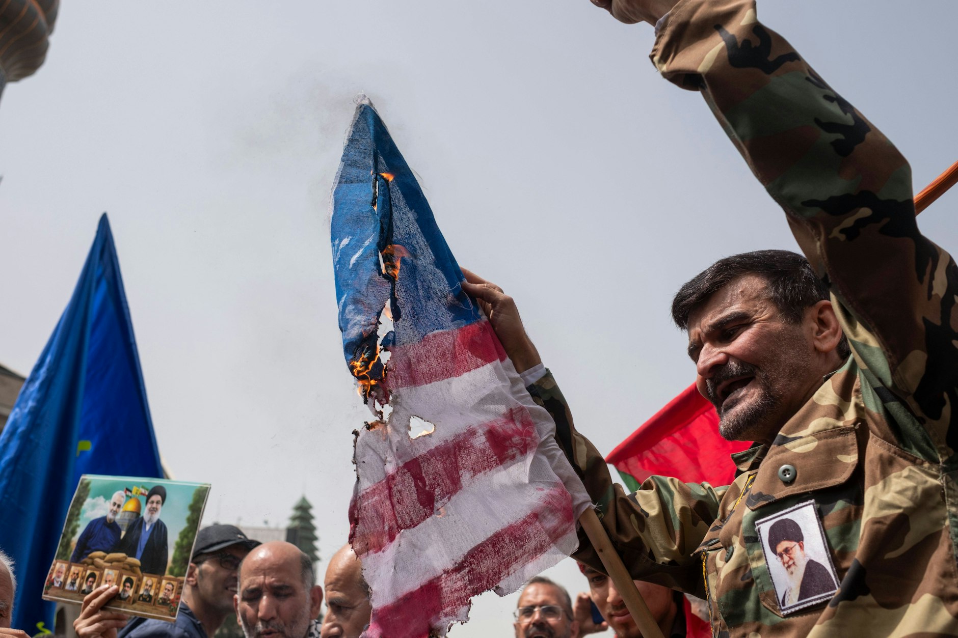 Ein Demonstrant verbrennt eine US-Flagge. US-Präsident Donald Trump hatte dem Iran mit Angriffen gedroht, falls das Land nicht einem Atomabkommen zustimmt.