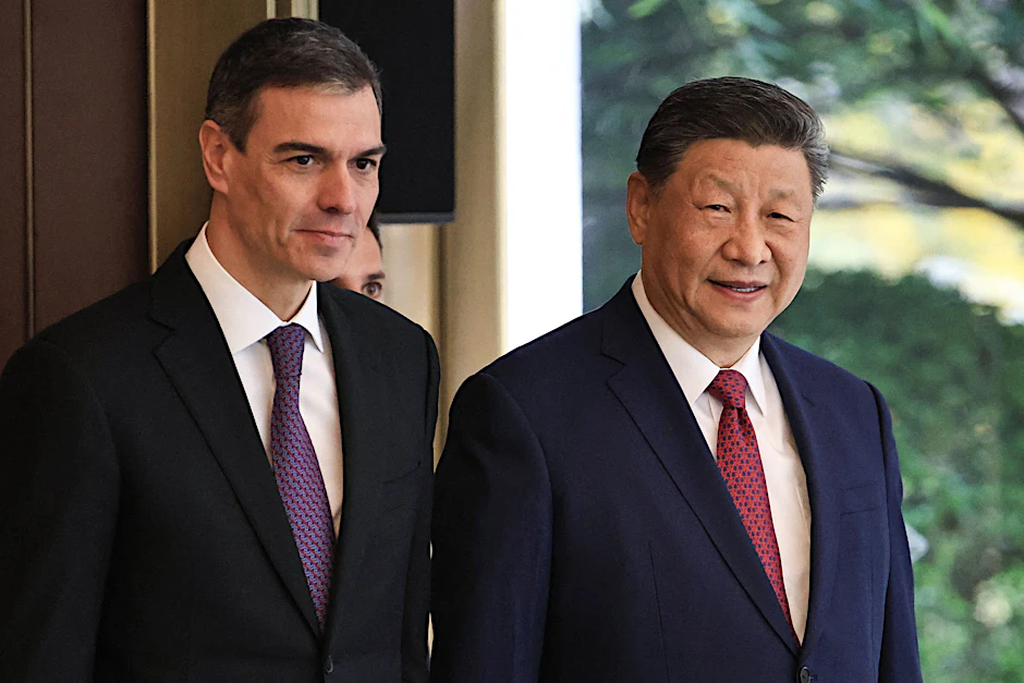 Der Präsident der Volksrepublik China, Xi Jinping (r.), empfängt den Ministerpräsidenten Spaniens, Pedro Sánchez, in Peking.