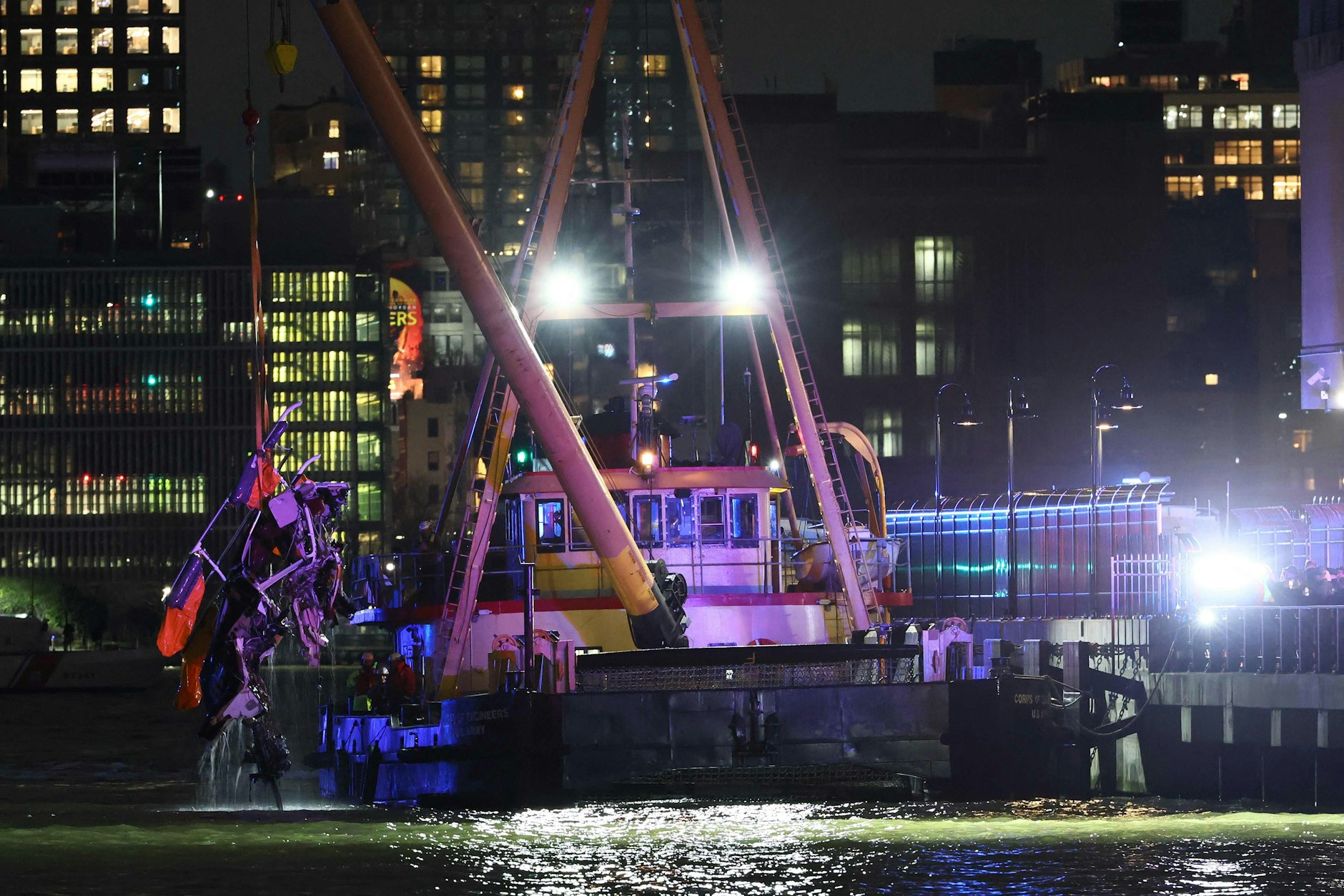 In New York ist ein Hubschrauber abgestürzt, sechs Menschen kamen ums Leben.