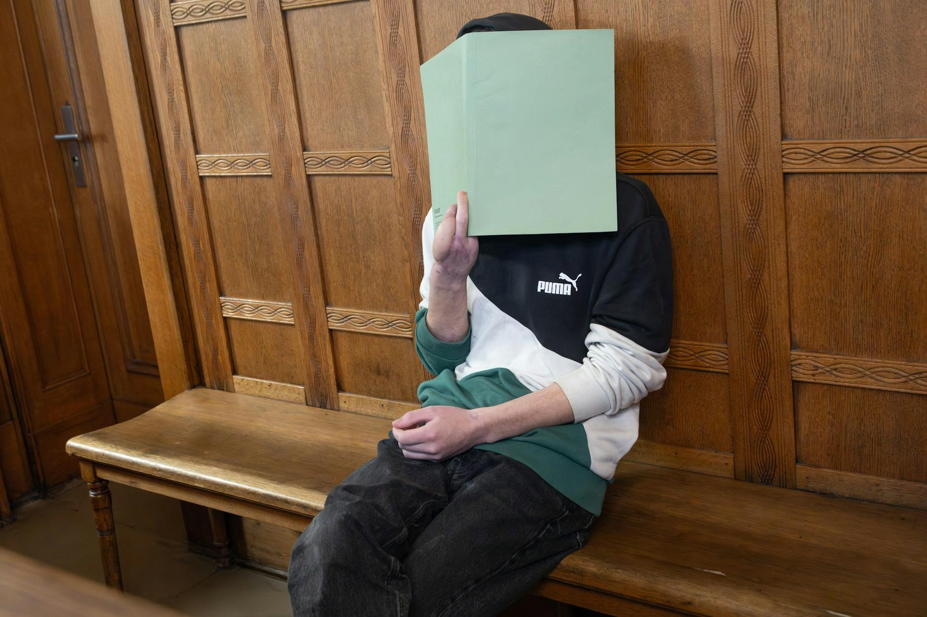 Ion M. (24) arbeitete früher als Fliesenleger. Jetzt steht er wegen Vergewaltigung vor Gericht.