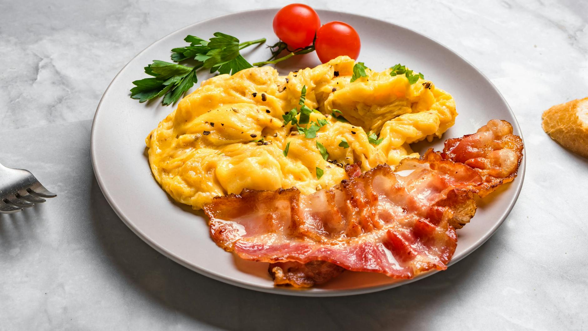 Für viele sind Rührei und Speck das perfekte Frühstücksduo. Wie bereitete man das Ei für das Frühstück in der DDR zu? Wir verraten das Rezept.