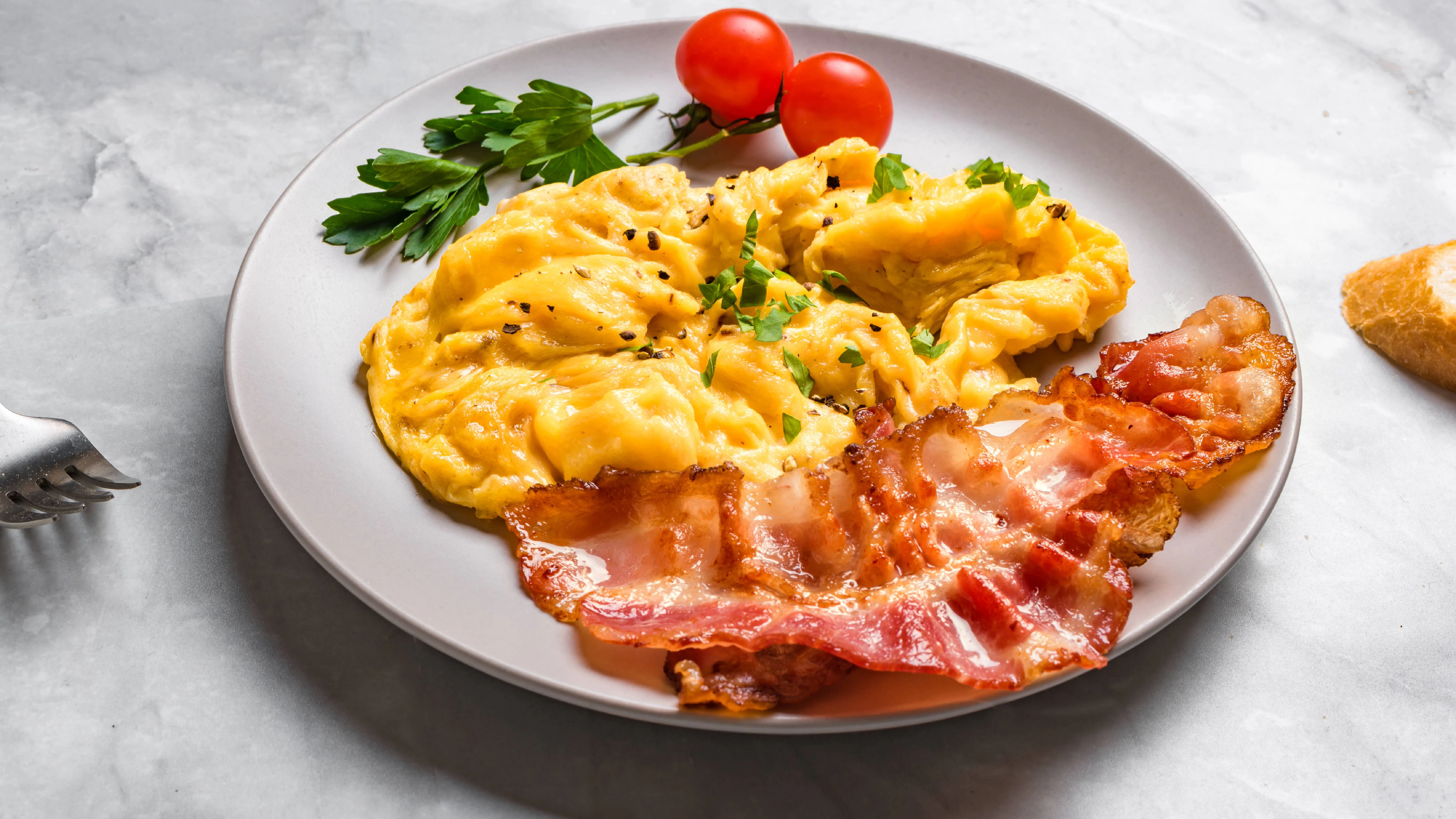 Für viele sind Rührei und Speck das perfekte Frühstücksduo. Wie bereitete man das Ei für das Frühstück in der DDR zu? Wir verraten das Rezept.