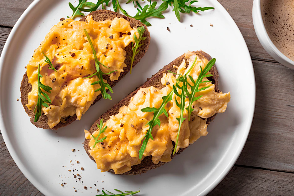 Rührei schmeckt zum Frühstück auf Brot einfach wunderbar. Mit unserem Rezept für Rührei aus der DDR gelingt der Frühstücksklassiker garantiert.