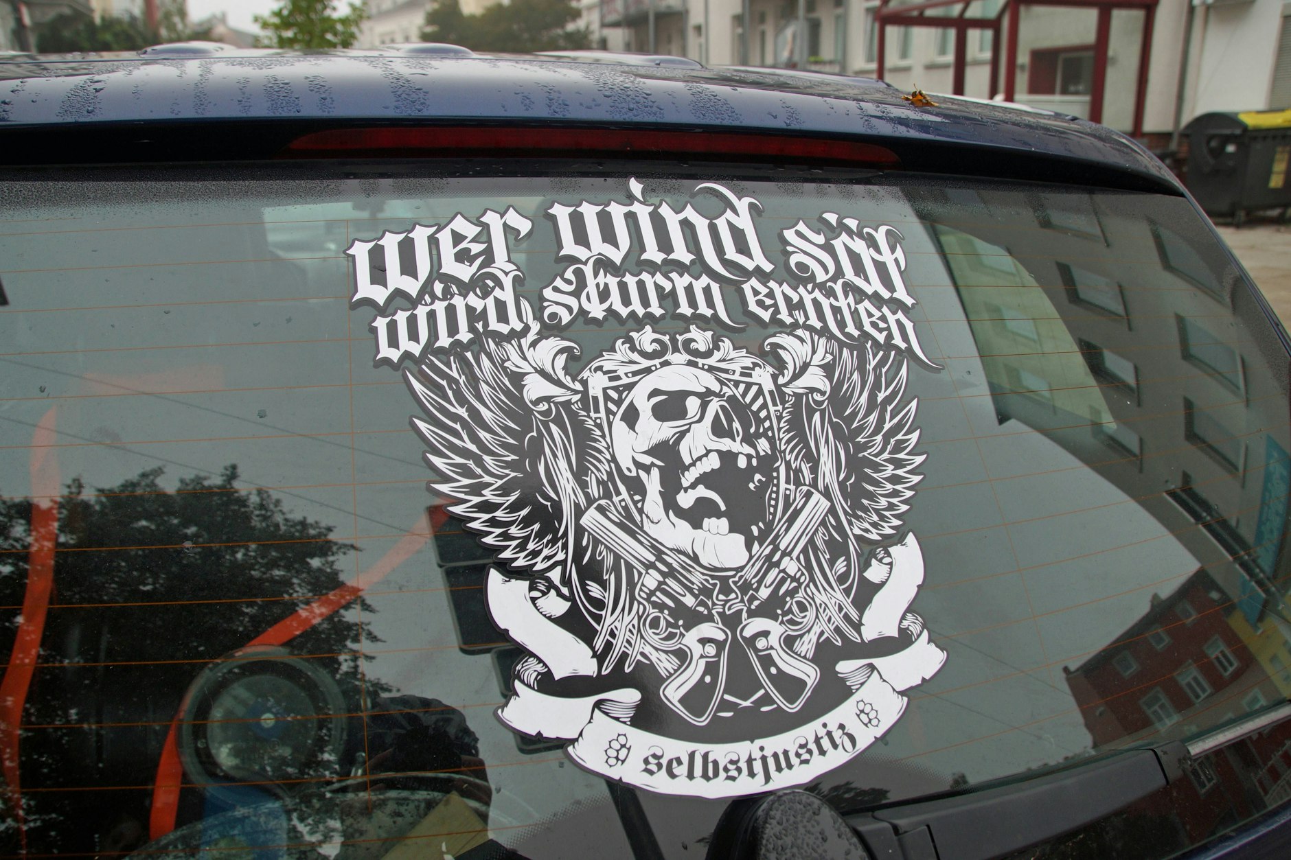 Aufruf zur Selbstjustiz auf einem Auto-Aufkleber: Solche Forderungen sind insbesondere bei Rechtsextremen populär.