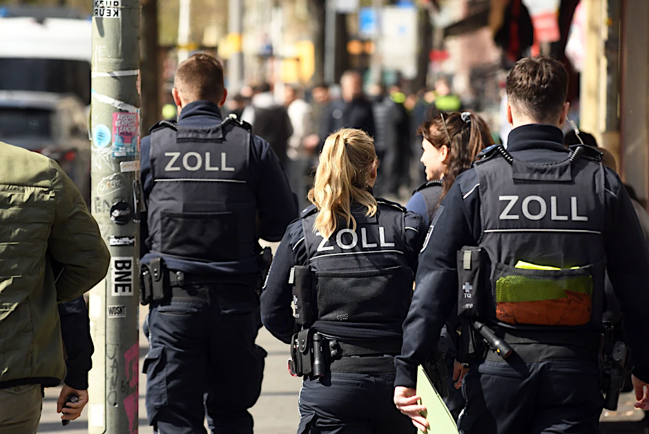 Zollbeamte während einer Razzia
