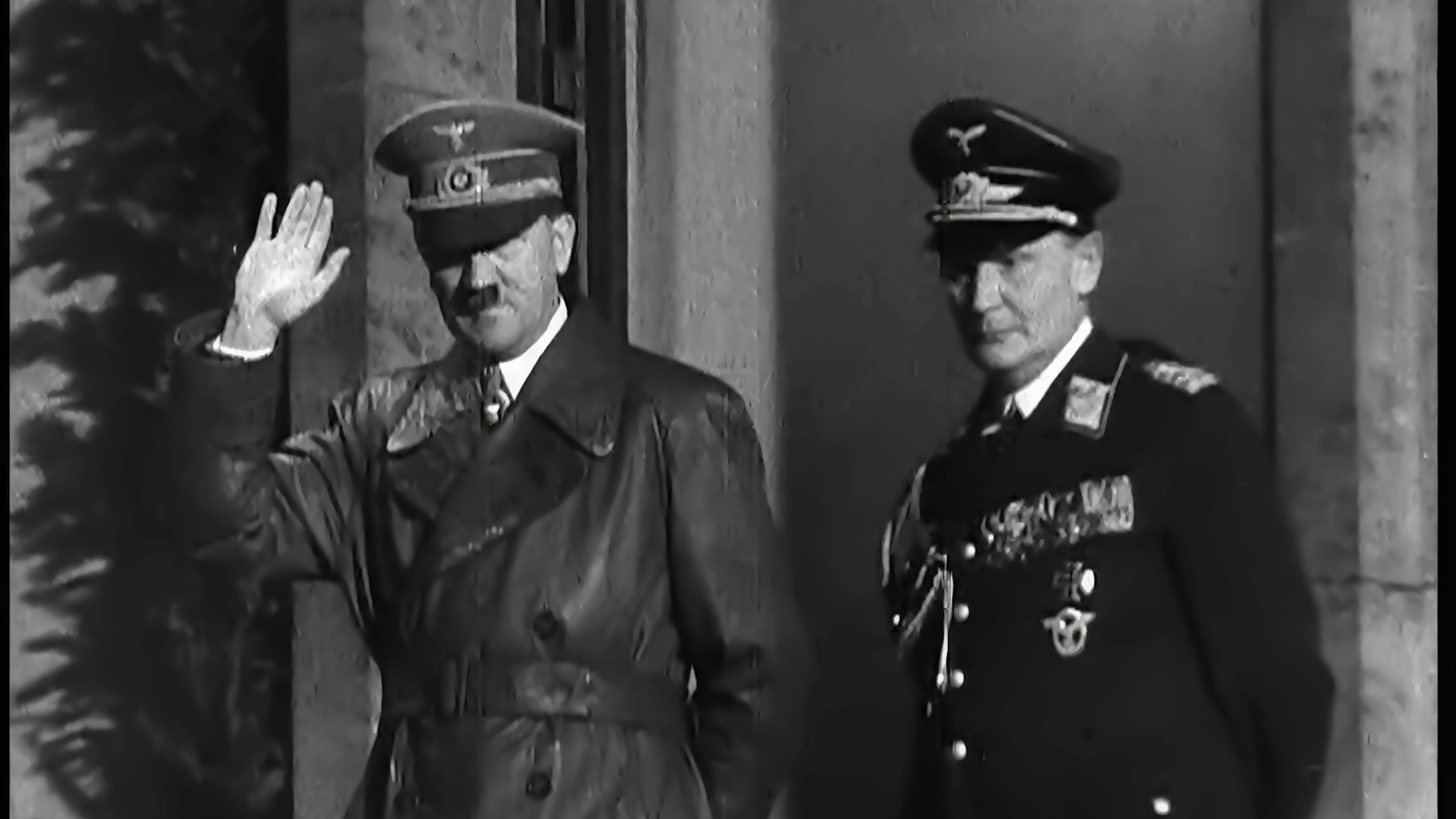 Adolf Hitler und Hermann Göring. Göring war die rechte Hand Hitlers. Nun steht ein Ferienhaus, das ihm einst gehörte, zum Verkauf.