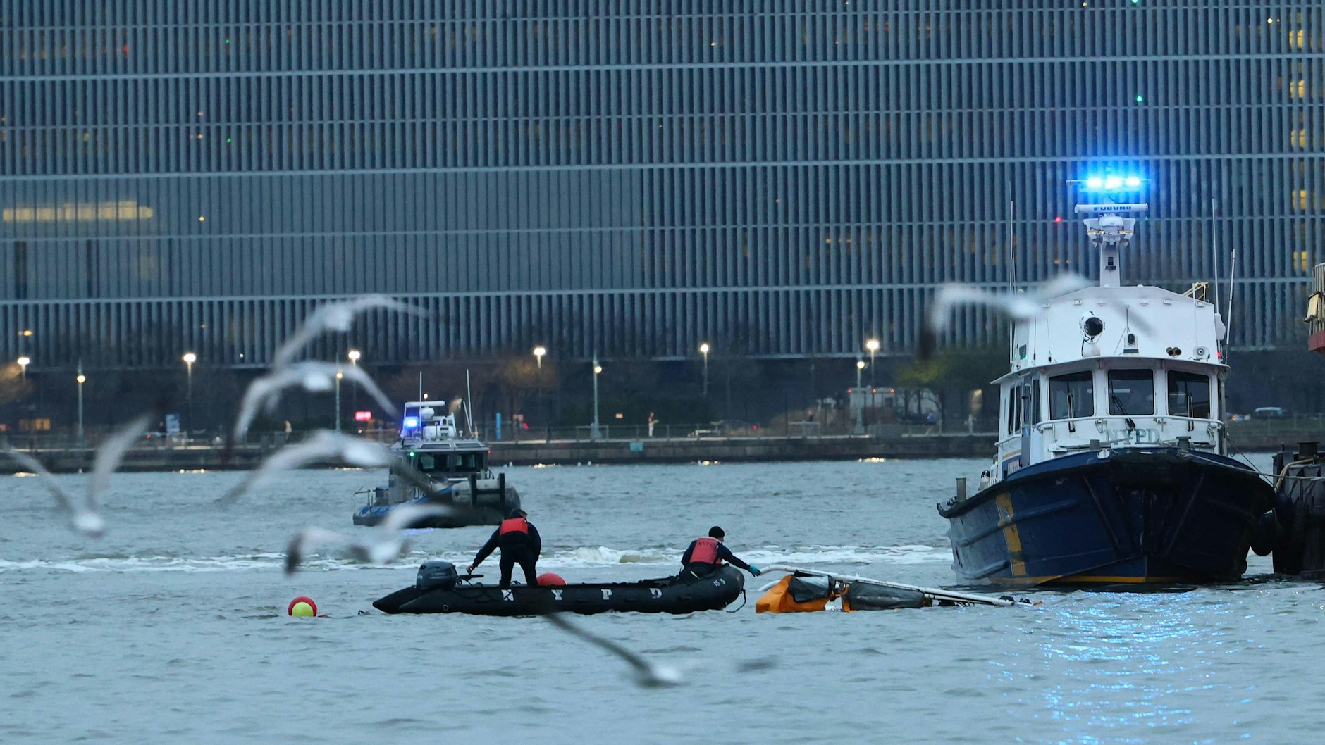 Rettungskräfte arbeiten daran, den abgestürzten Hubschrauber aus dem Hudson River in New York zu bergen. Sechs Menschen sind ums Leben gekommen.