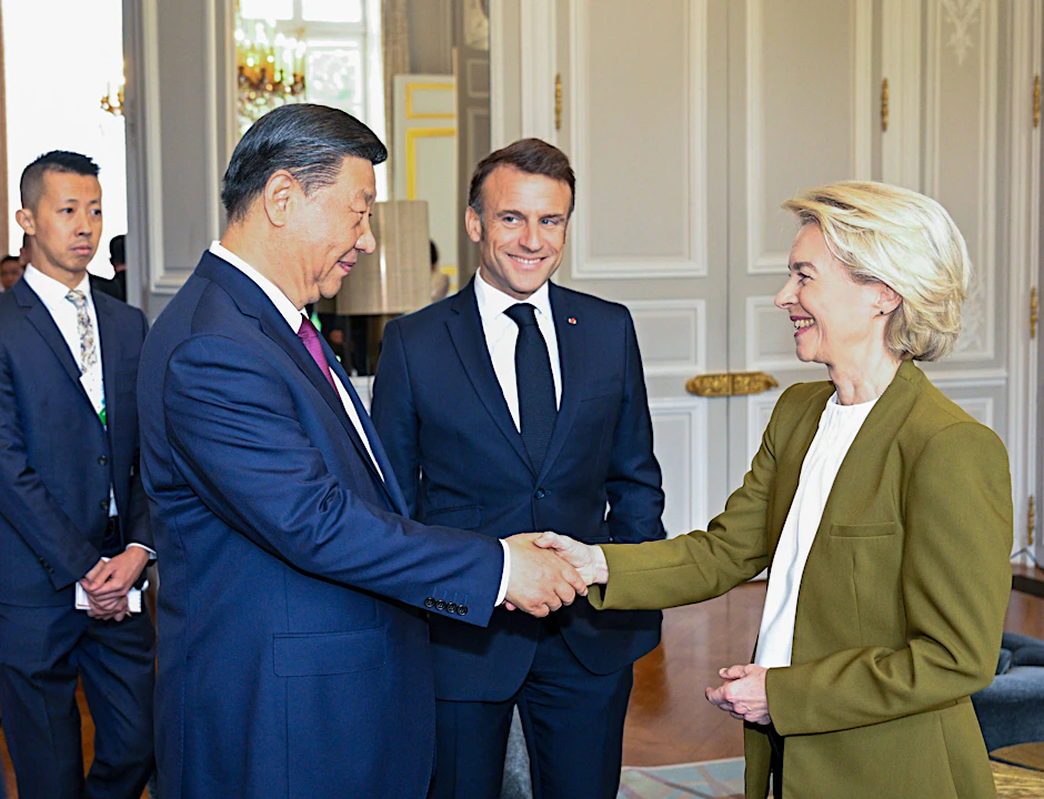 EU-Kommissionspräsidentin Ursula von der Leyen (r.) mit dem Präsidenten der Volksrepublik China, Xi Jinping (l.), und dem Präsidenten Frankreichs, Emmanuel Macron.