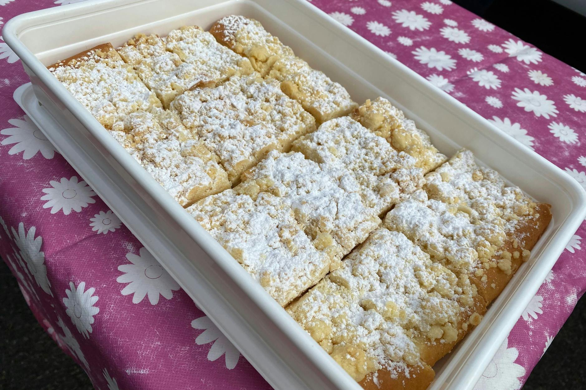 Gefüllter Streuselkuchen mit Puddingcreme gab es und gibt es bei jedem echten Ost-Bäcker. Sie können den Kuchen zu Hause aber auch einfach selber backen - wir haben das Rezept!