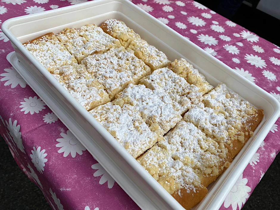 Gefüllter Streuselkuchen mit Puddingcreme gab es und gibt es bei jedem echten Ost-Bäcker. Sie können den Kuchen zu Hause aber auch einfach selber backen - wir haben das Rezept!