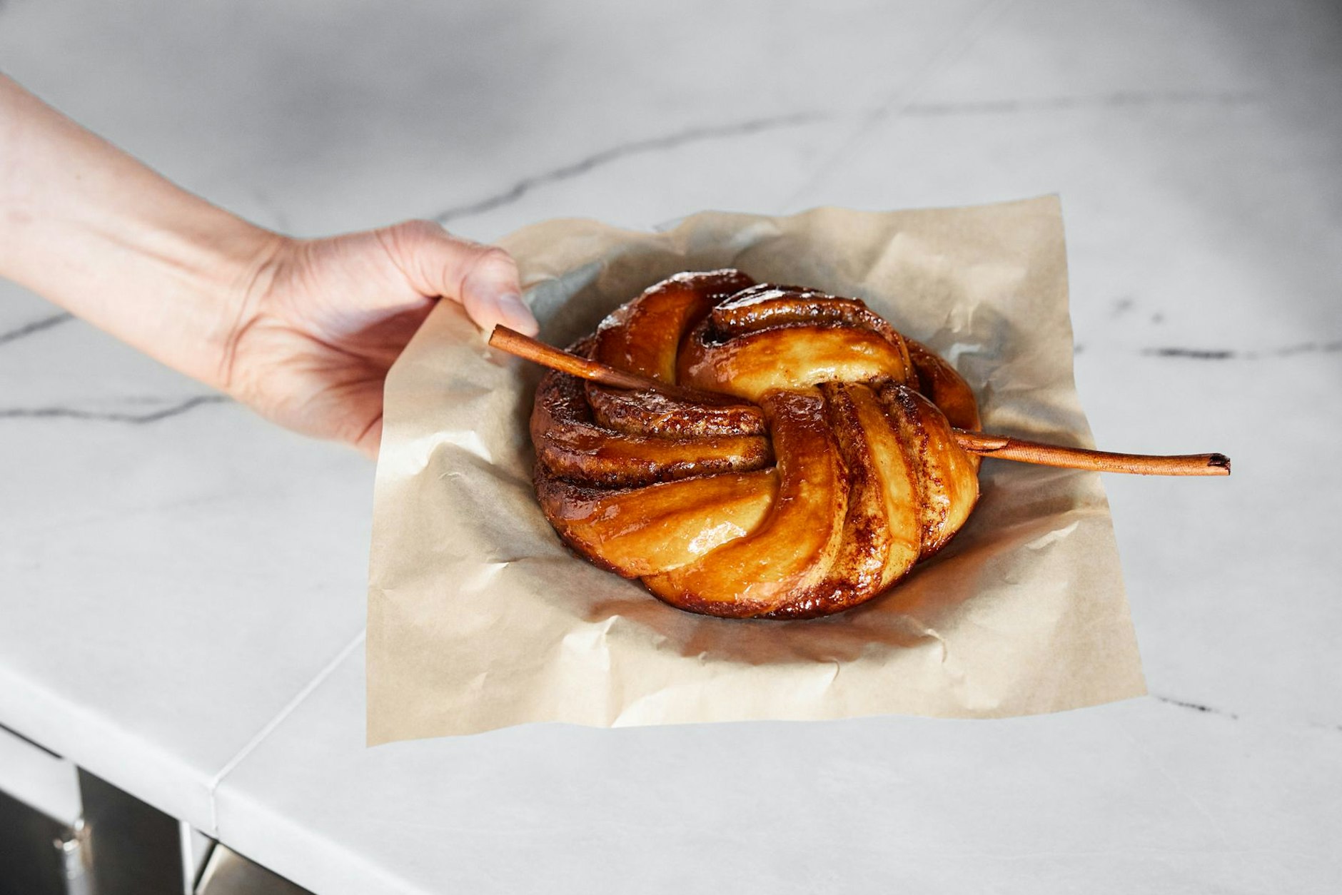 Darf's ein bisschen mehr sein? Riesiges Kardamom-Bun mit riesiger Zimtstange.