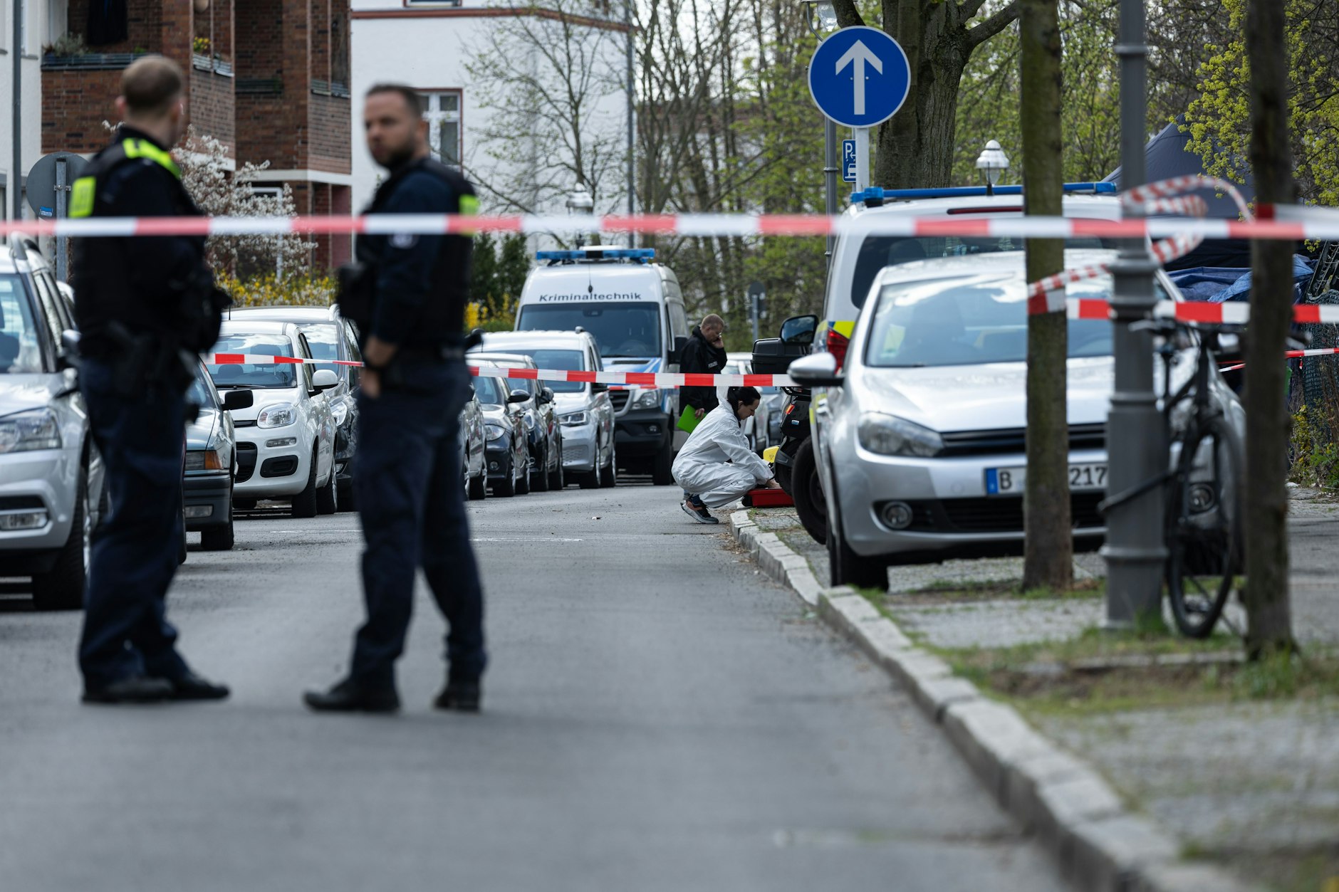 Polizeibeamte der Spurensicherung am Fundort in Berlin-Reinickendorf. Zwei Männer wurden inzwischen unter Tatverdacht festgenommen.
