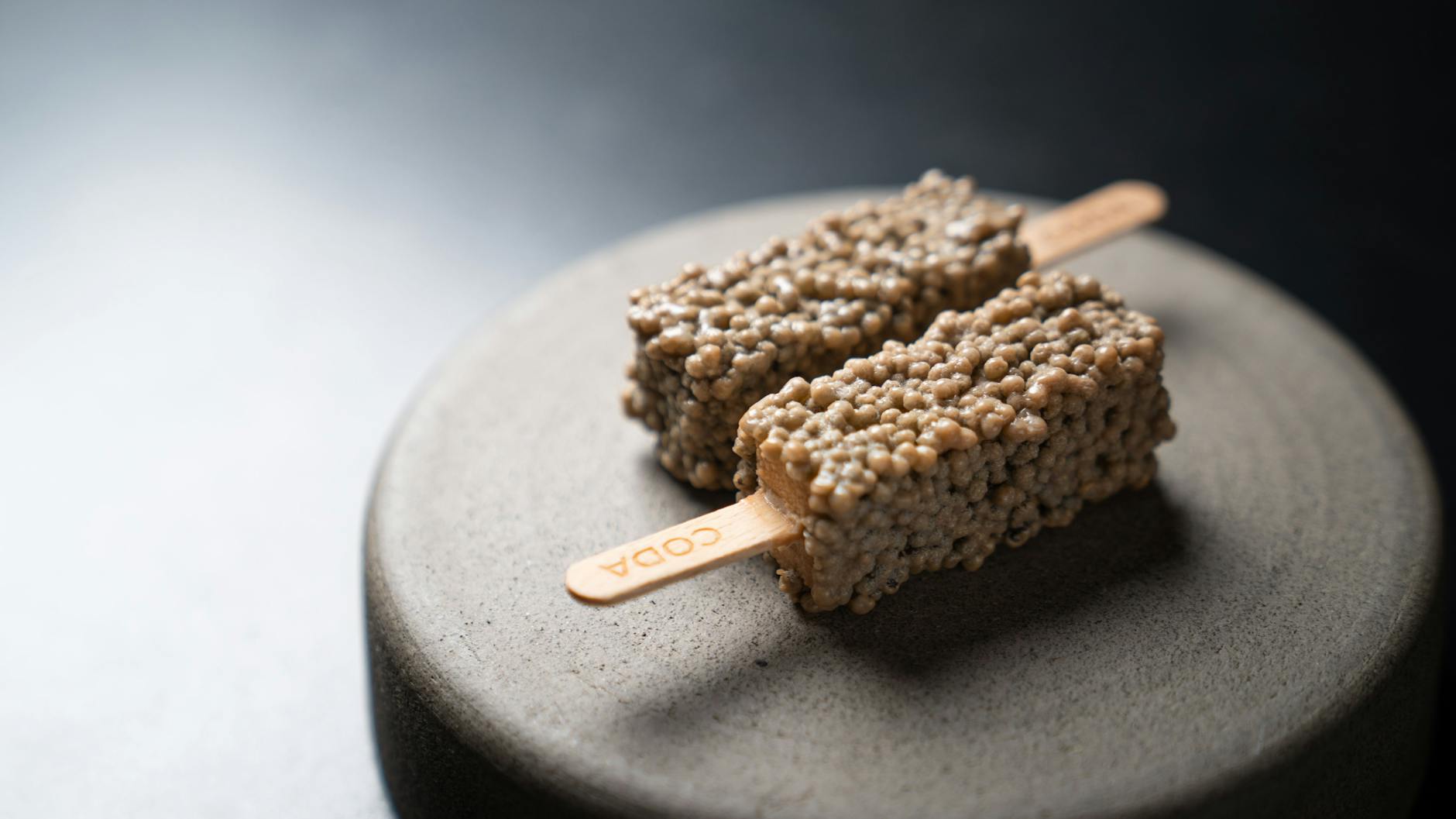 Kaviar-Popsicle im Berliner Restaurant Coda. Zwei Sterne erkochte sich René Frank mit seinem außergewöhnlichen Stil.