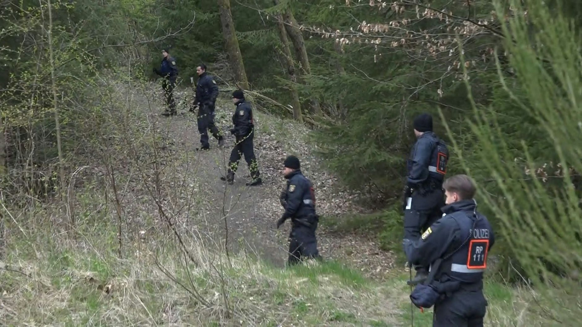 Der Killer von Weitefeld ist noch immer auf der Flucht. Etliche Beamte der Polizei suchen aktuell nach Alexander Meisner.