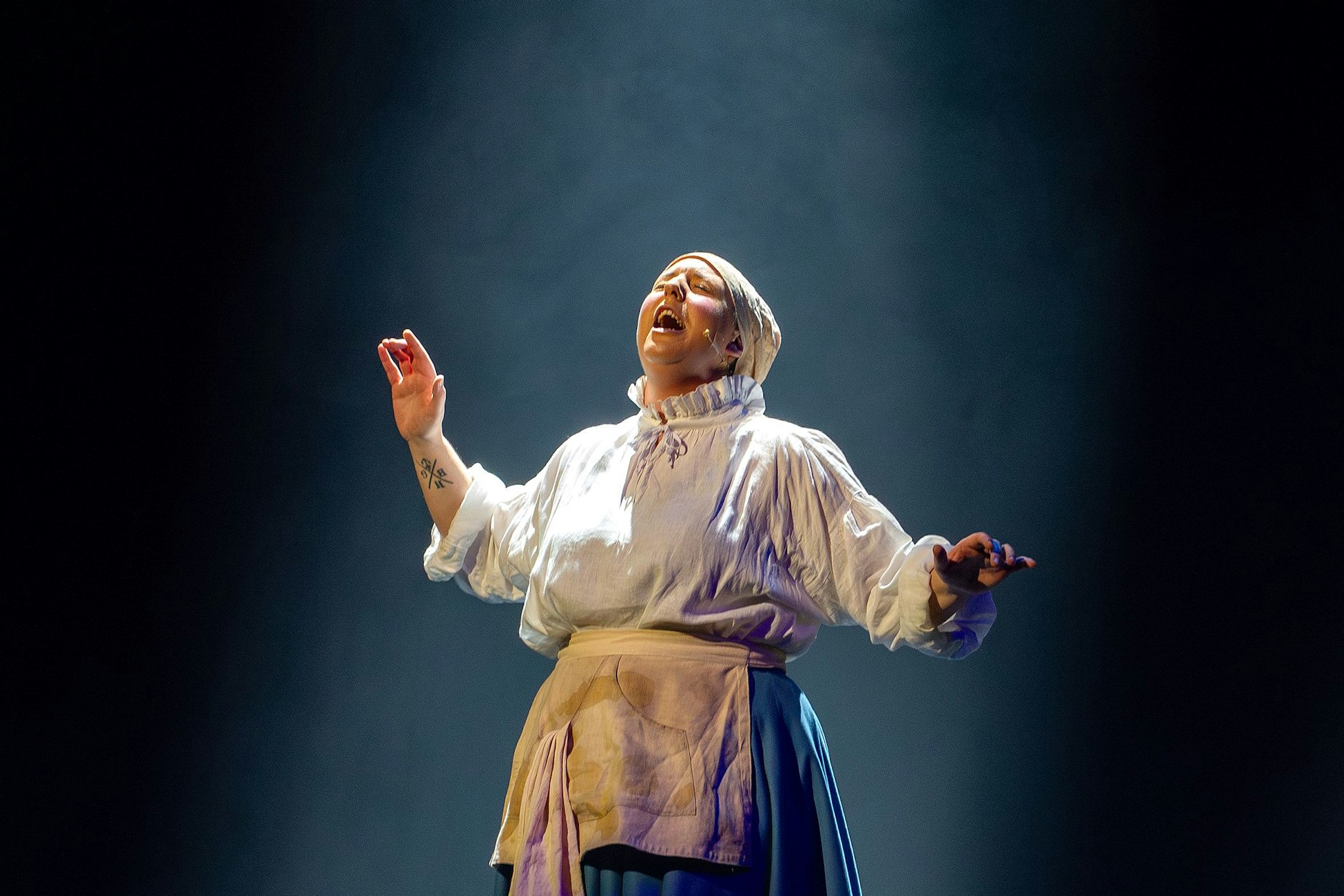 Steffi Irmen als „Die Amme“ auf der Bühne im Berliner Stage Theater des Westens