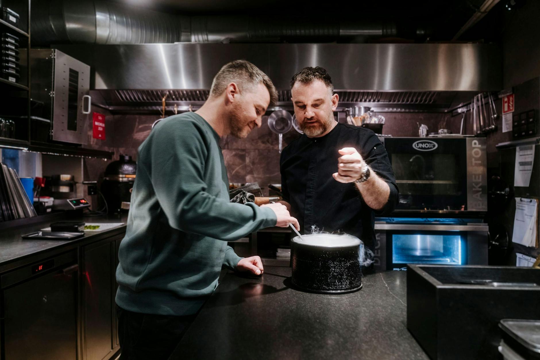 Nachdem Christoph Heymann (l.) als Kind nur Pommes mochte, änderte ein Auslandsaufenthalt seinen Blick auf Essen. Mit Spitzenkoch René Frank (r.) schaut er im Restaurant Coda in die Töpfe.