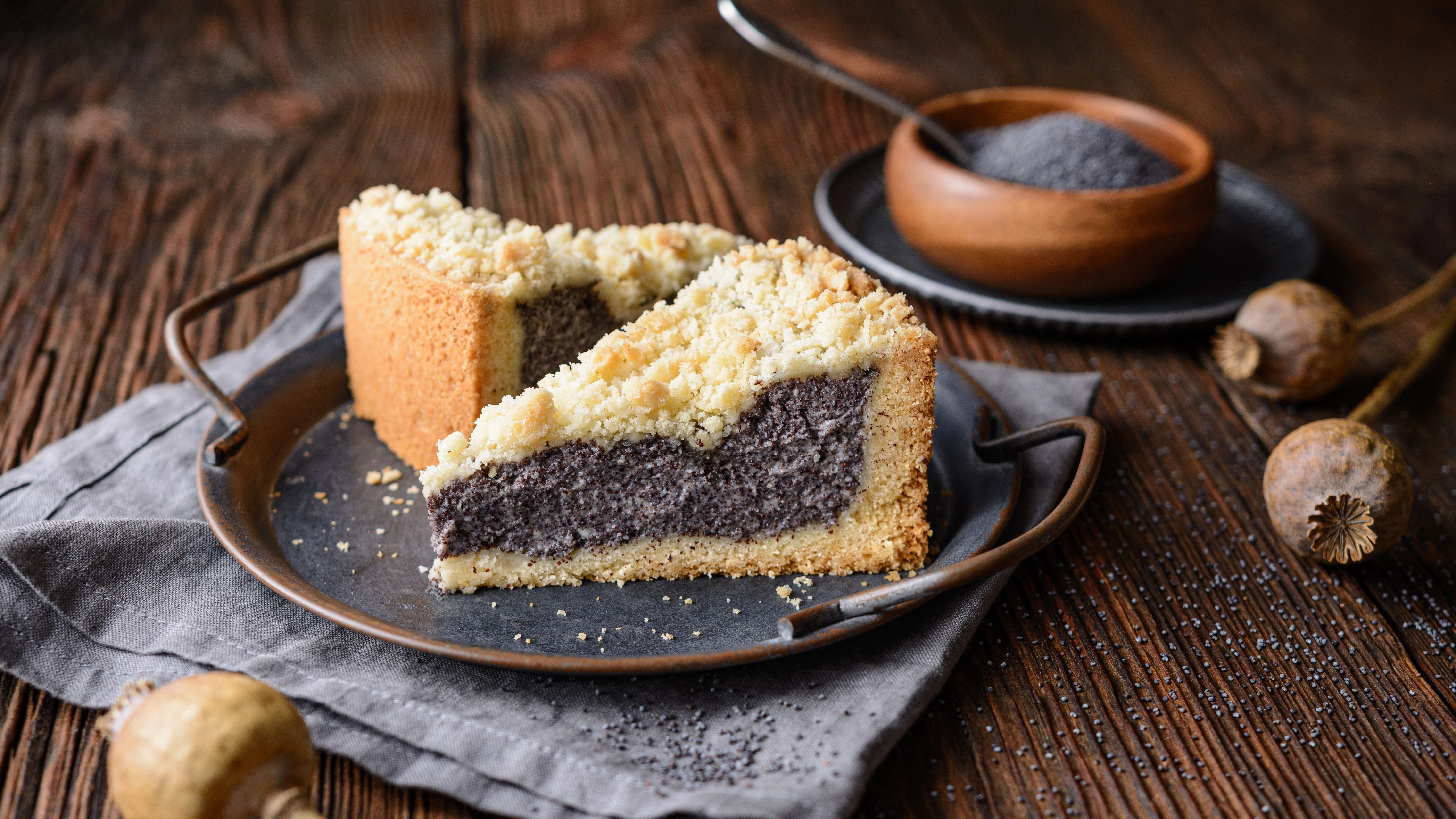 Sie können den Thüringer Mohnkuchen mit Streuseln auch in einer Springform backen, dann sollten Sie aber die Menge der Zutaten laut Rezept halbieren.