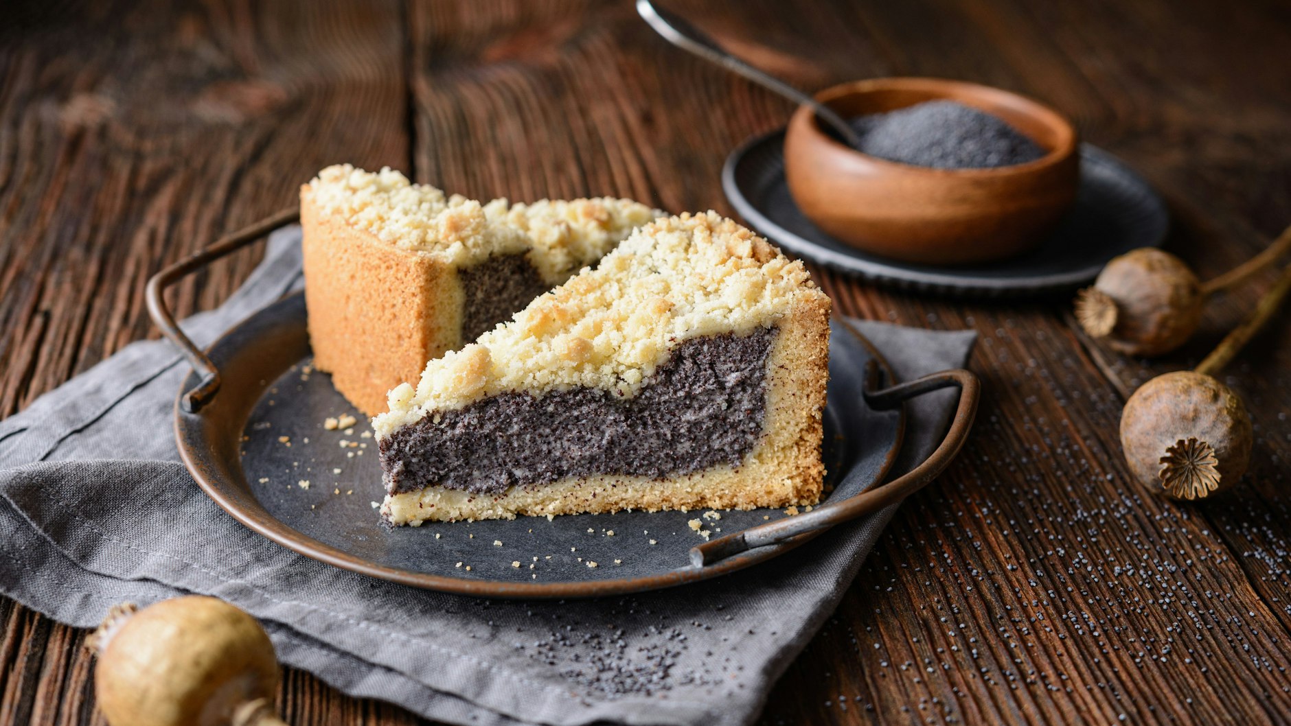 Sie können den Thüringer Mohnkuchen mit Streuseln auch in einer Springform backen, dann sollten Sie aber die Menge der Zutaten laut Rezept halbieren.