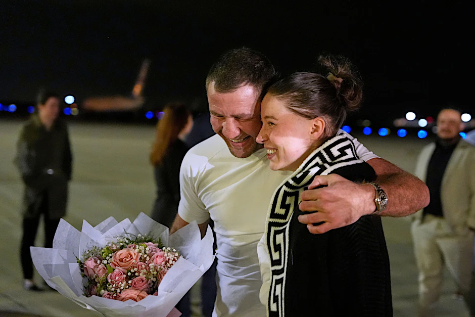 Xenia Karelina und ihr Verlobter, der Profiboxer Chris van Heerden, gehen Arm in Arm bei ihrer Ankunft auf der Joint Base Andrews.