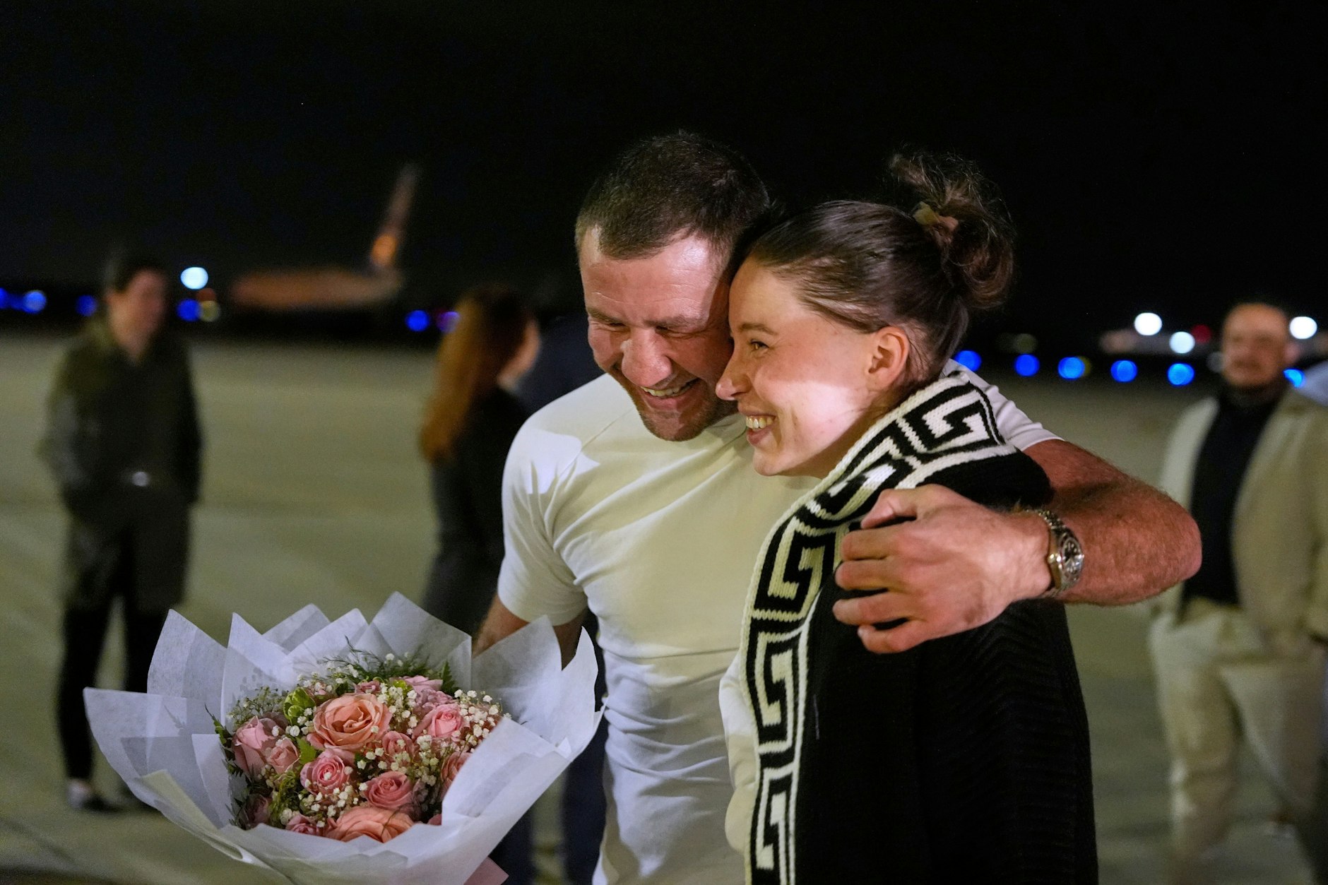 Xenia Karelina und ihr Verlobter, der Profiboxer Chris van Heerden, gehen Arm in Arm bei ihrer Ankunft auf der Joint Base Andrews.