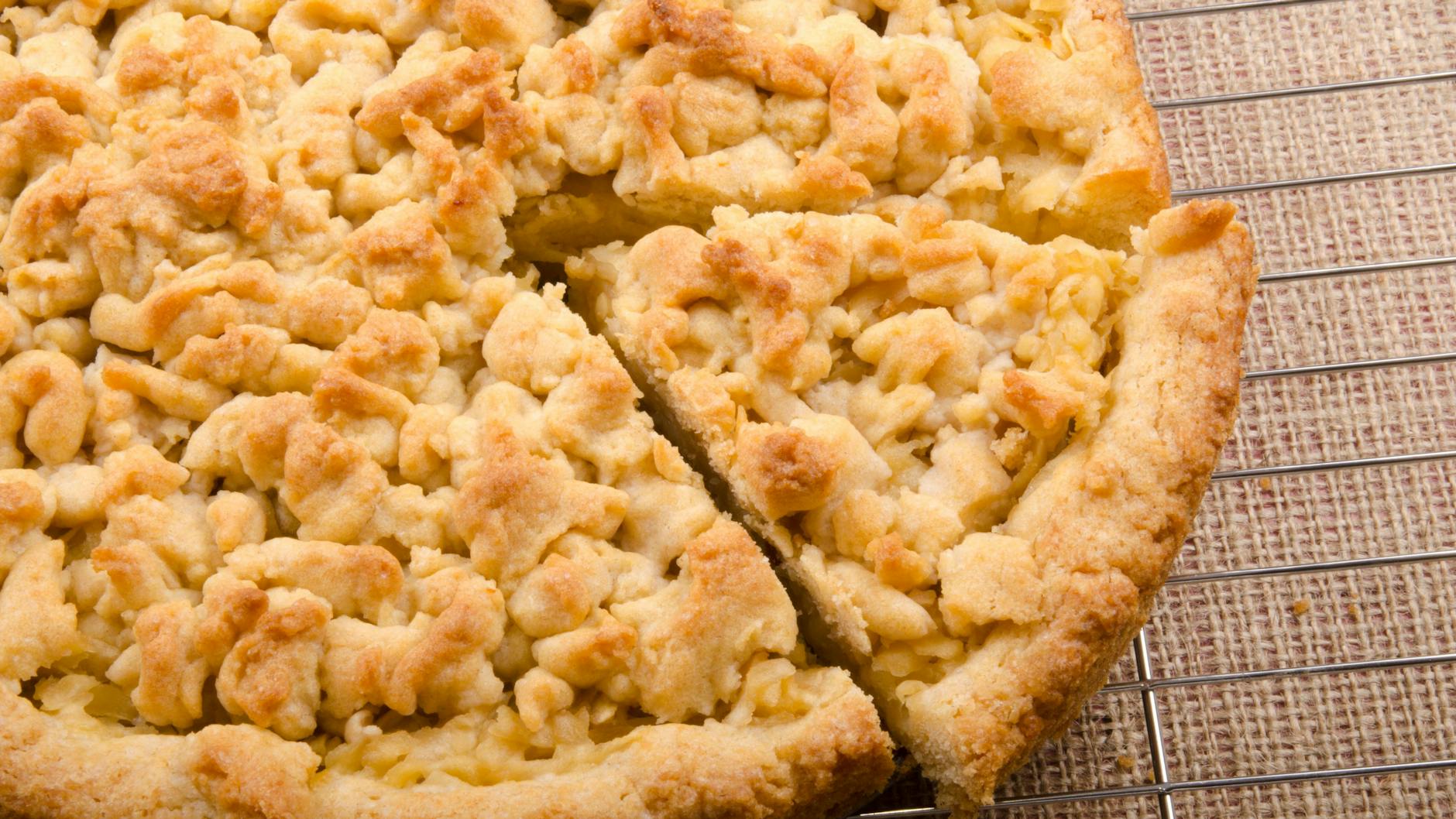 Die knusprigen Streusel sind das i-Tüpfelchen auf dem leckeren Kuchen mit Puddingcreme. Das Rezept haben wir für Sie aus dem DDR-Backbuch geholt.
